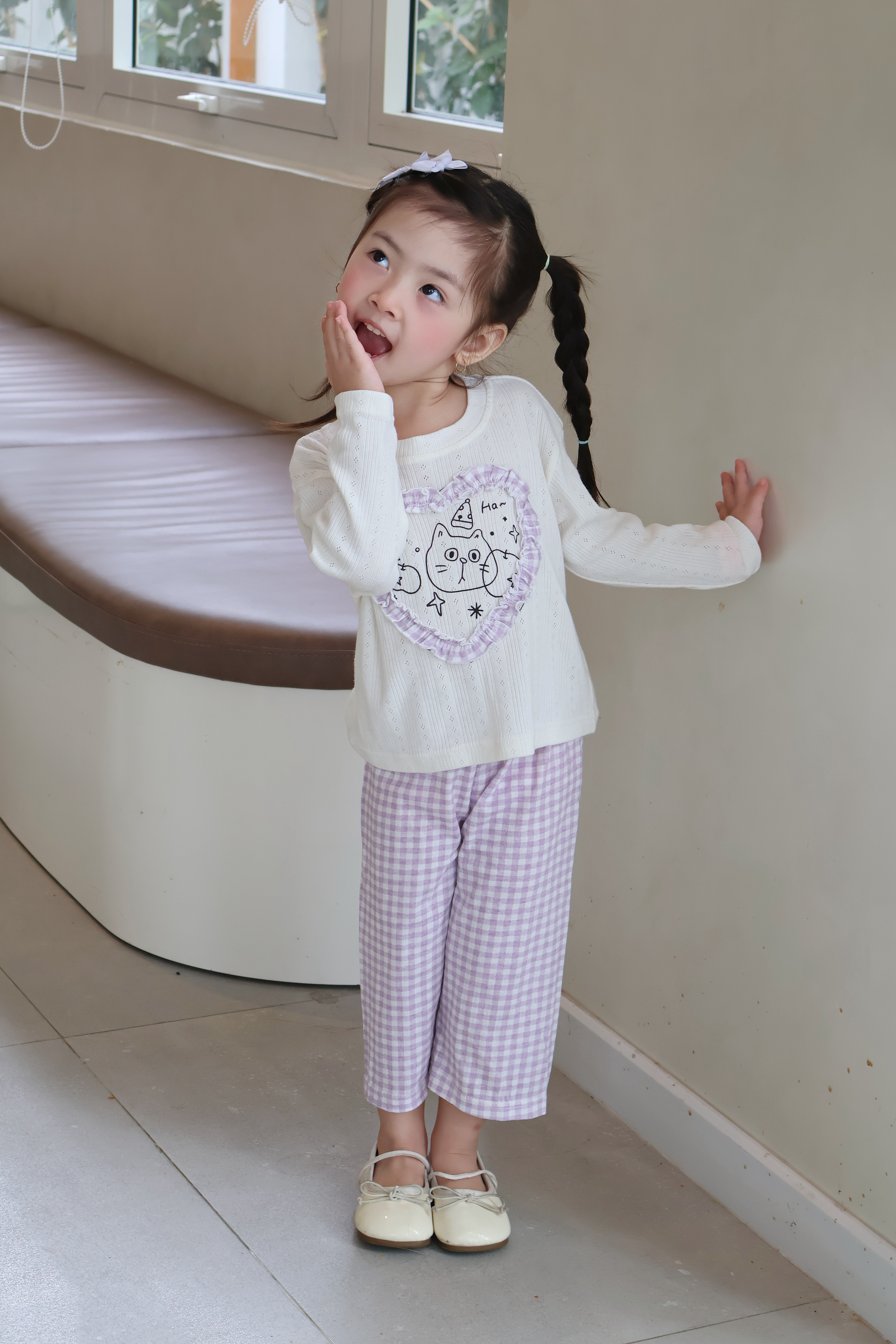 SB2417-bộ dài tay bé gái béo tim giữa ngực in mèo phối quần kẻ