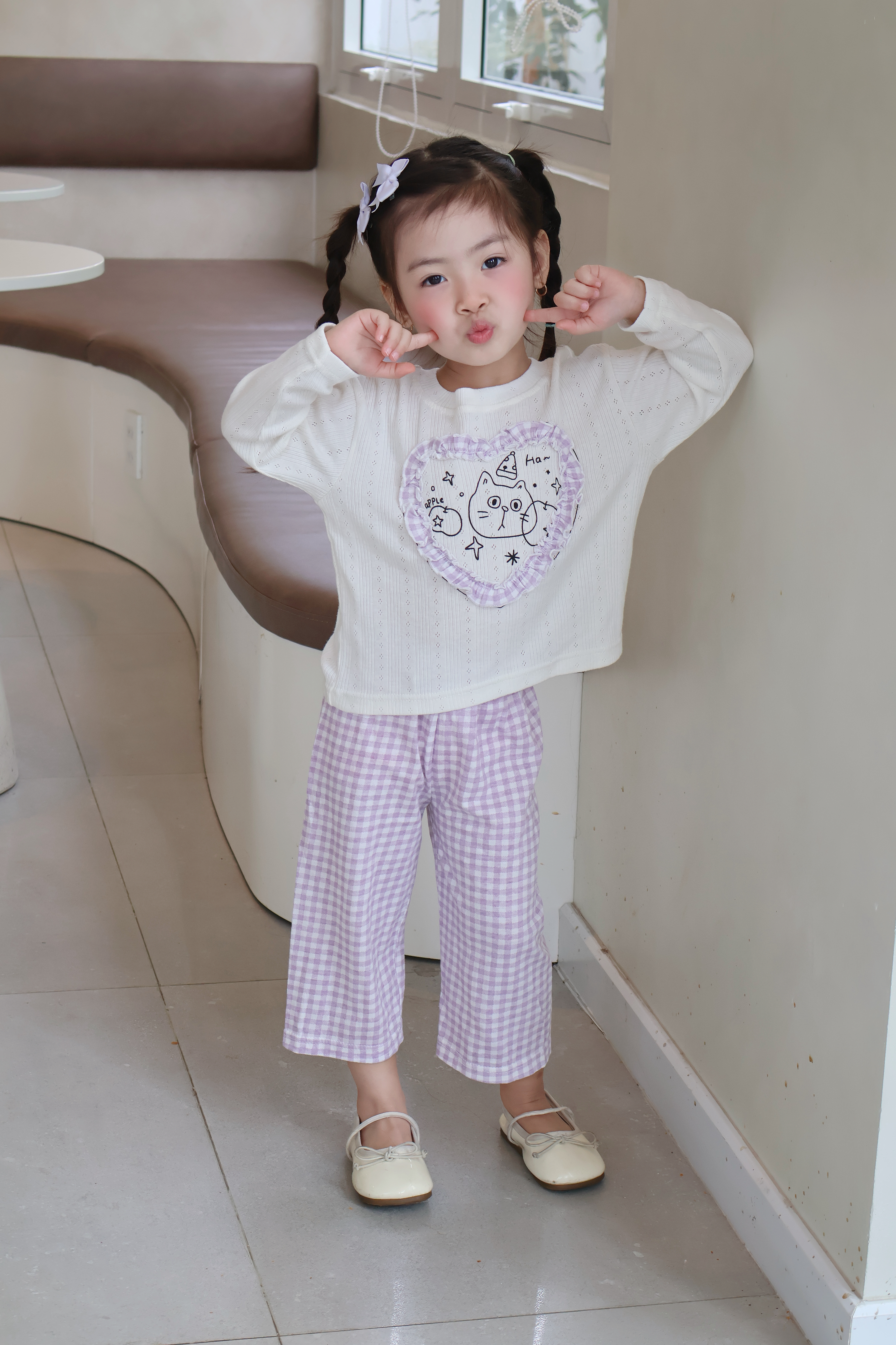 SB2417-bộ dài tay bé gái béo tim giữa ngực in mèo phối quần kẻ