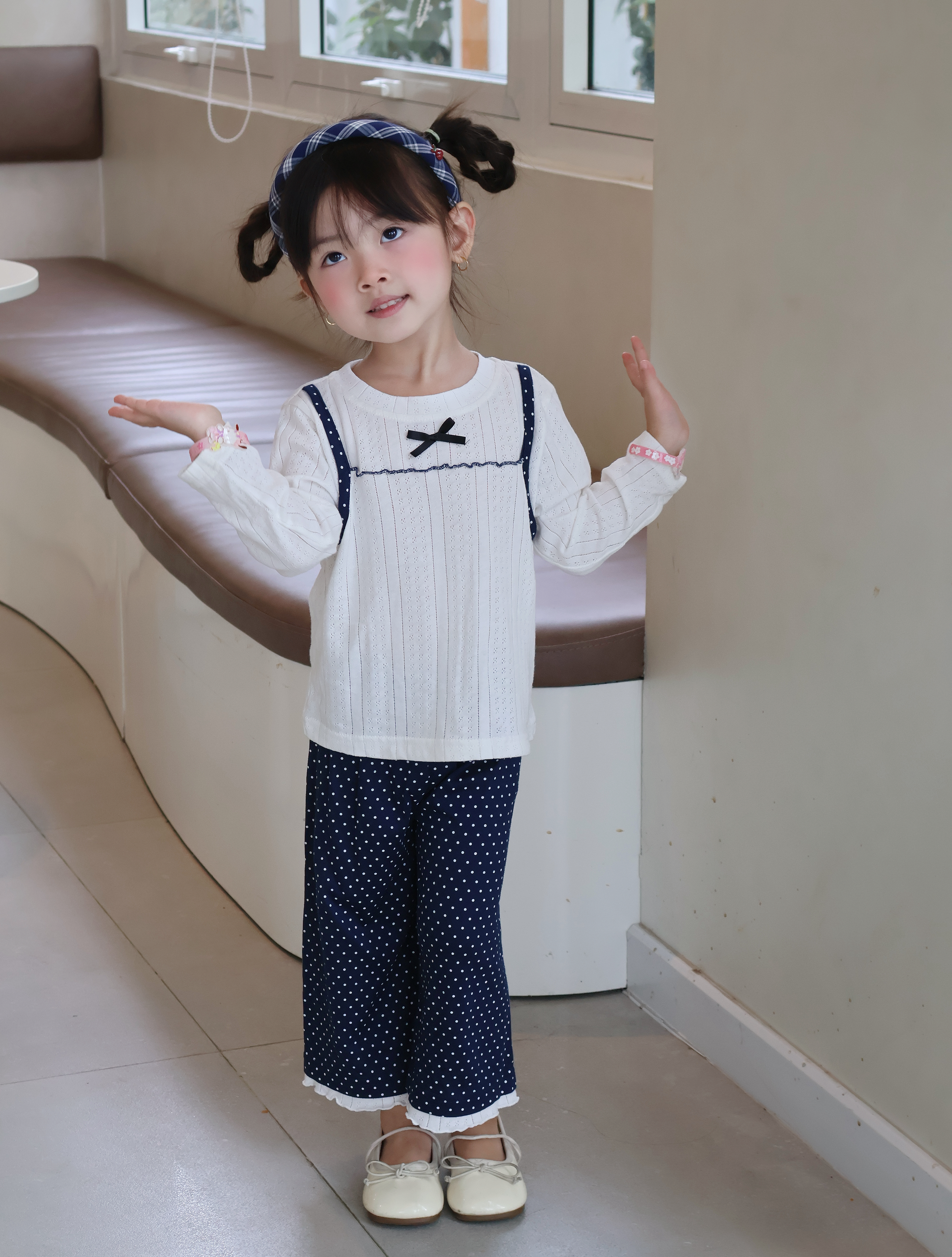 SB2415- bộ dài tay bé gái diễu nách đính nơ phối quần bi