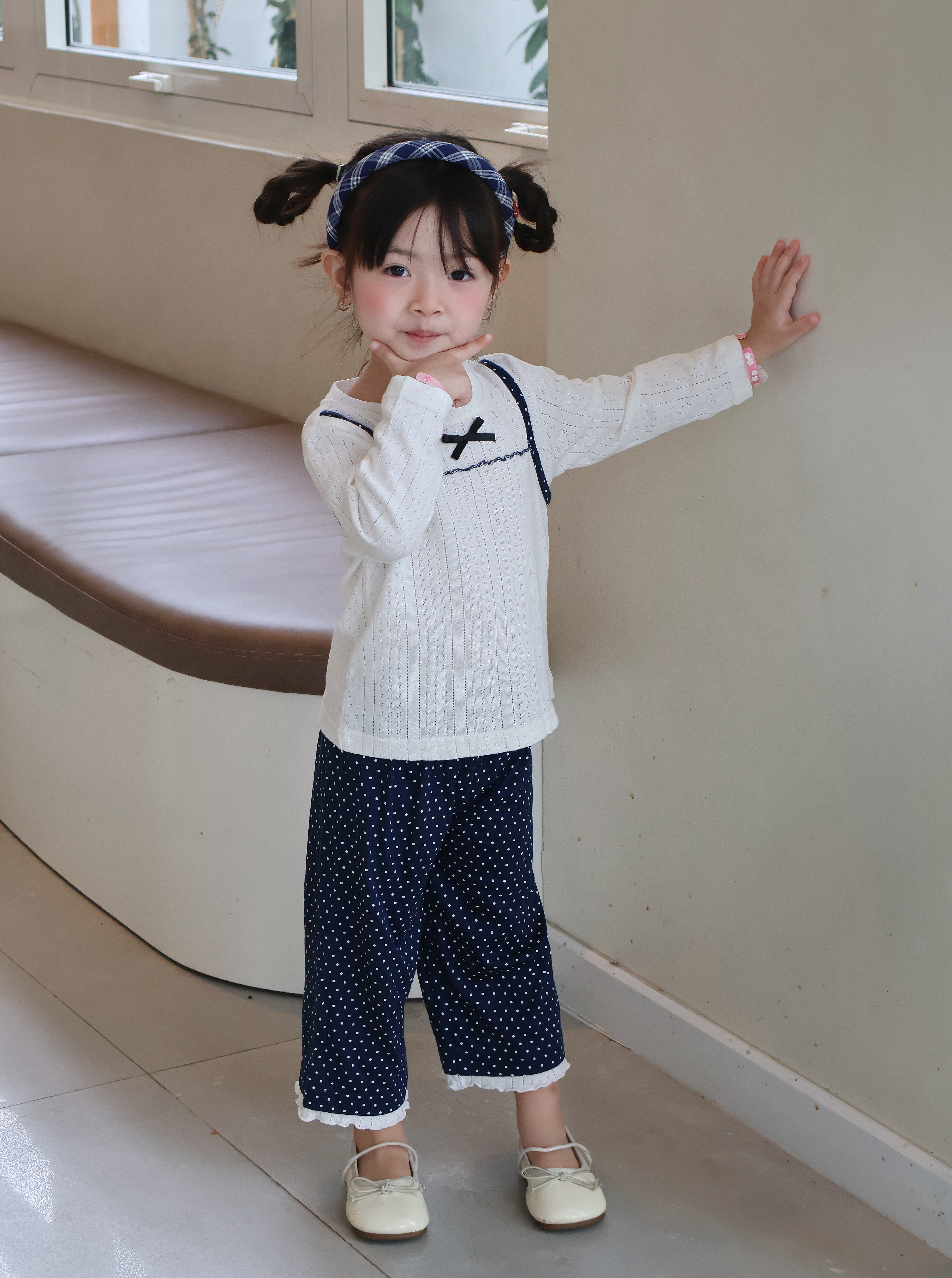 SB2415- bộ dài tay bé gái diễu nách đính nơ phối quần bi