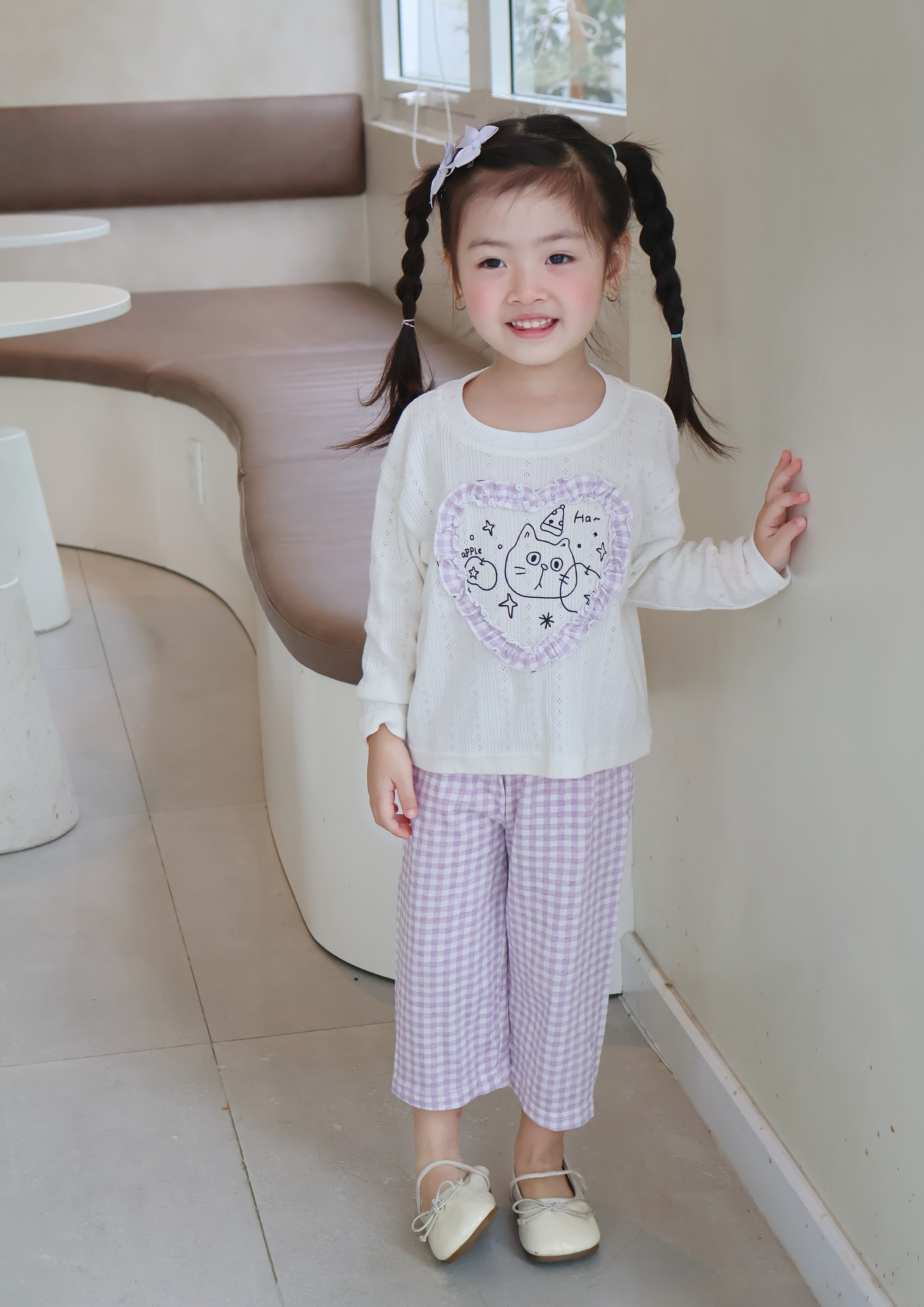 SB2417-bộ dài tay bé gái béo tim giữa ngực in mèo phối quần kẻ