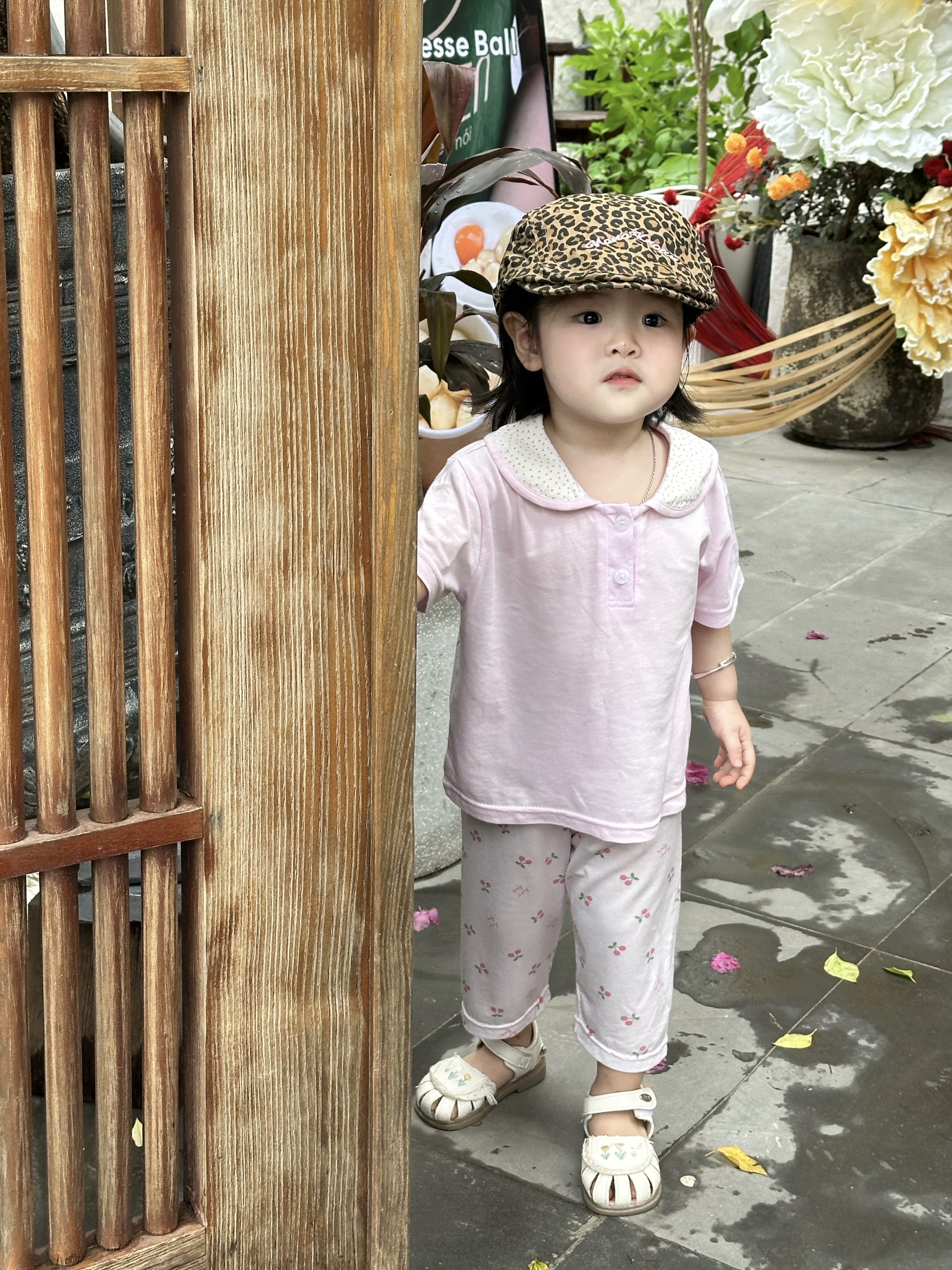 Bộ cổ sen cộc tay quần lửng hoa bé gái