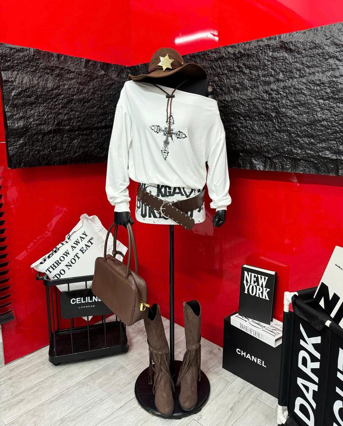 Product image - Váy Liền Trễ Vai Tay Dài in Thập Nhiều Chữ