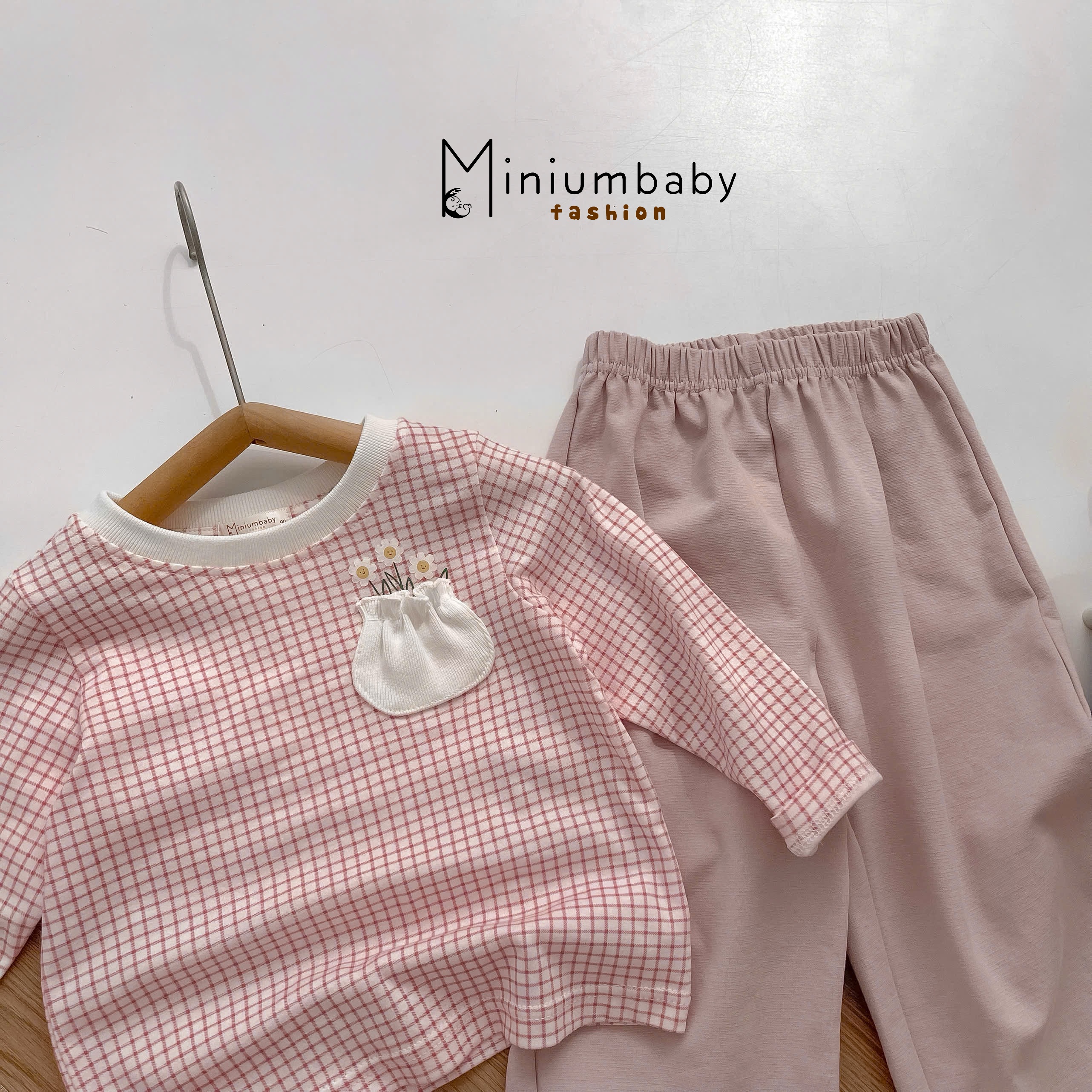 SB2403- bộ dài tay karo bé gái túi ngực hoa