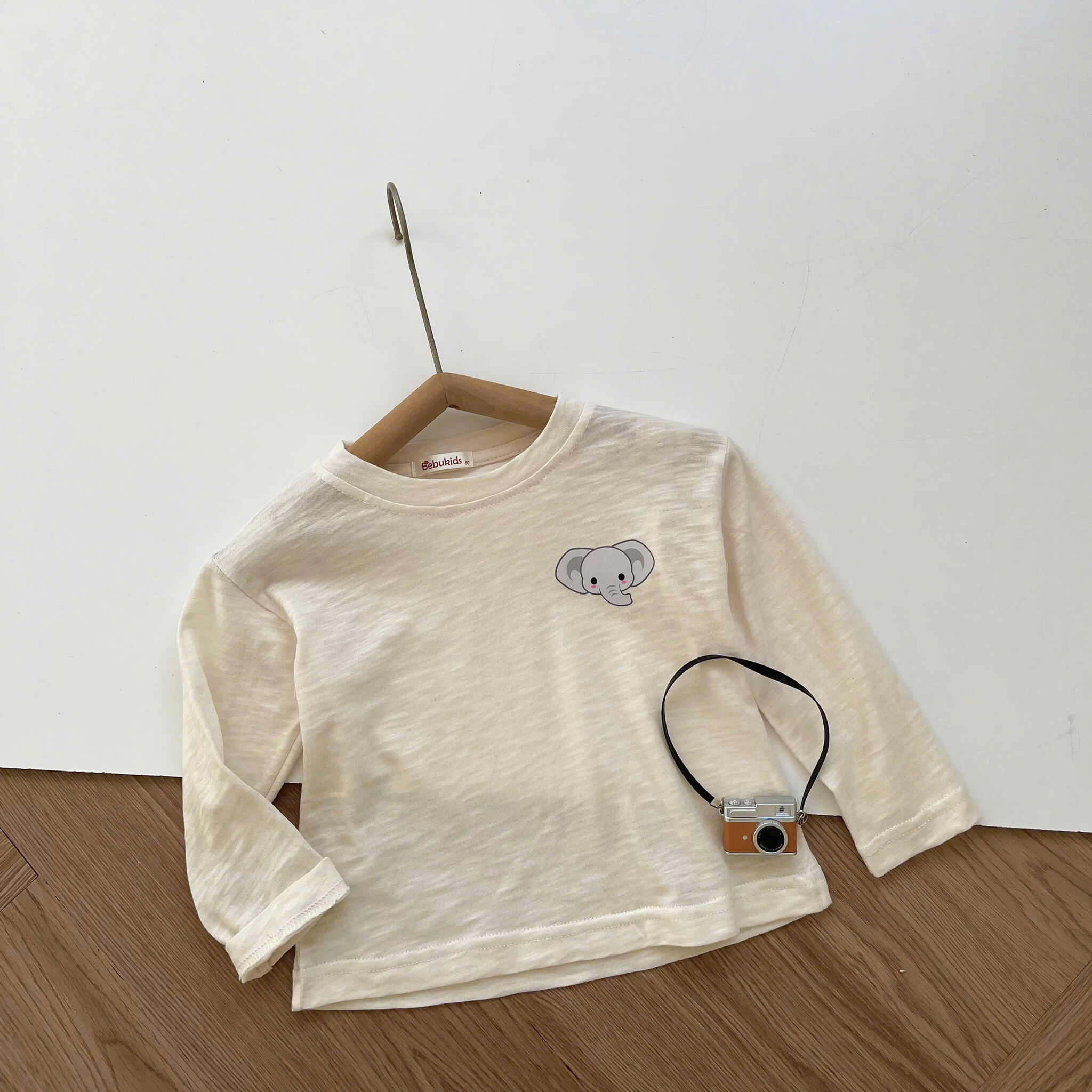 A1654- áo cổ tròn in đầu thú vai rơi be voi