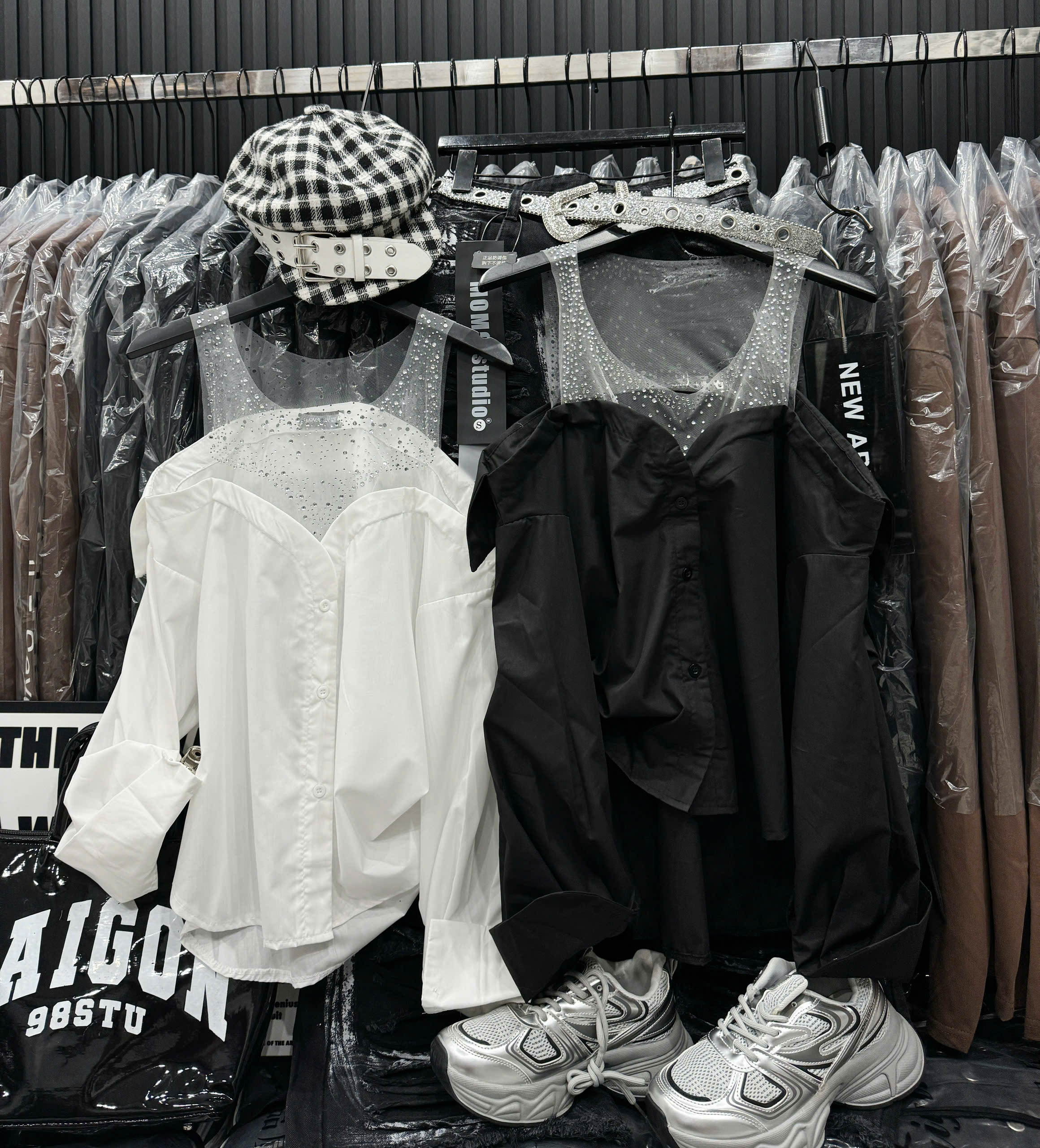 Product image - Áo sơ Mi Đính Đá Trễ Vai Lấp Lánh