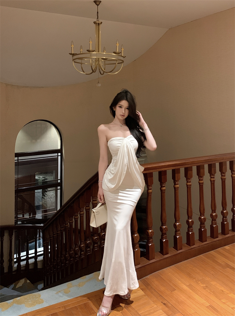 Đầm Dài Trắng Trễ Vai Quyến Rũ