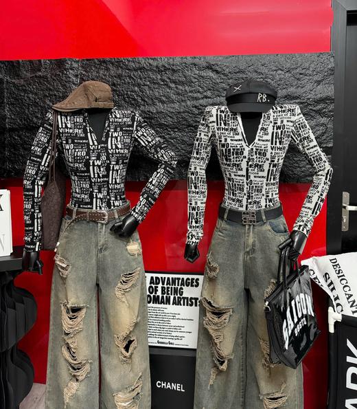 Product image - Áo Xốp Khóa Kéo In Nhiều Chữ Two