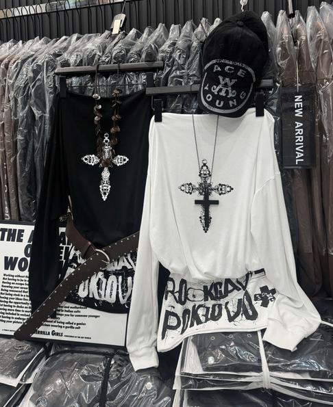 Product image - Váy Liền Trễ Vai Tay Dài in Thập Nhiều Chữ