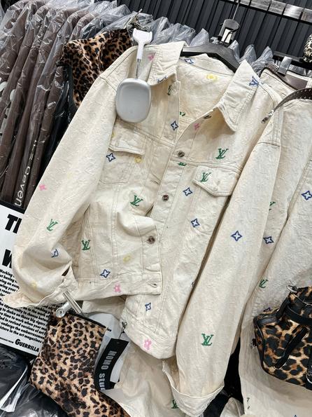 Product image - áo jean trắng thêu lv
