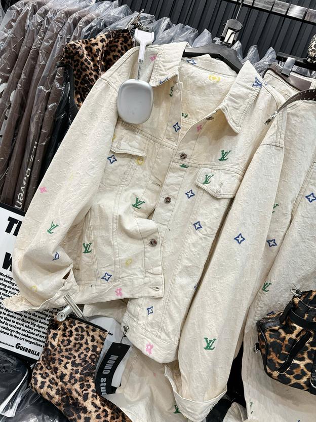 Product image - áo jean trắng thêu lv