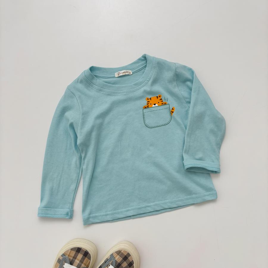 A1663- áo cổ tròn in túi, đầu thú via thường xanh nhạt