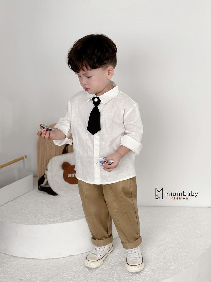 Cà vas kèm áo sơ mi đen