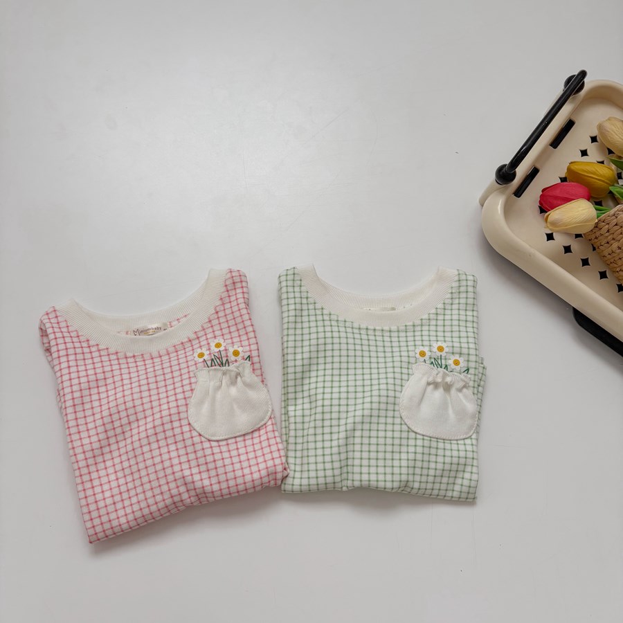 SB2403- bộ dài tay karo bé gái túi ngực hoa