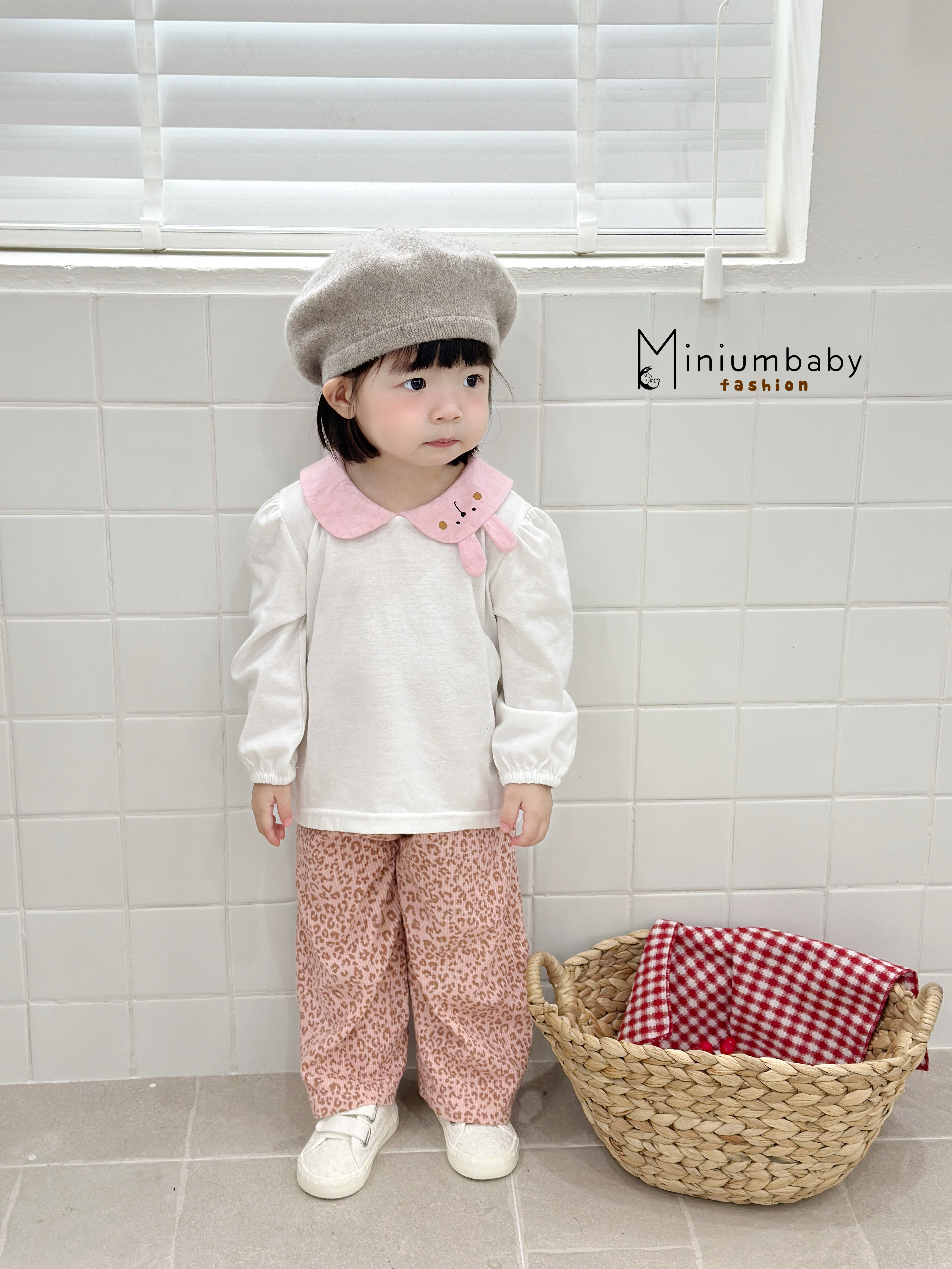 Bộ dài tay bé gái cổ sen thỏ đính tai