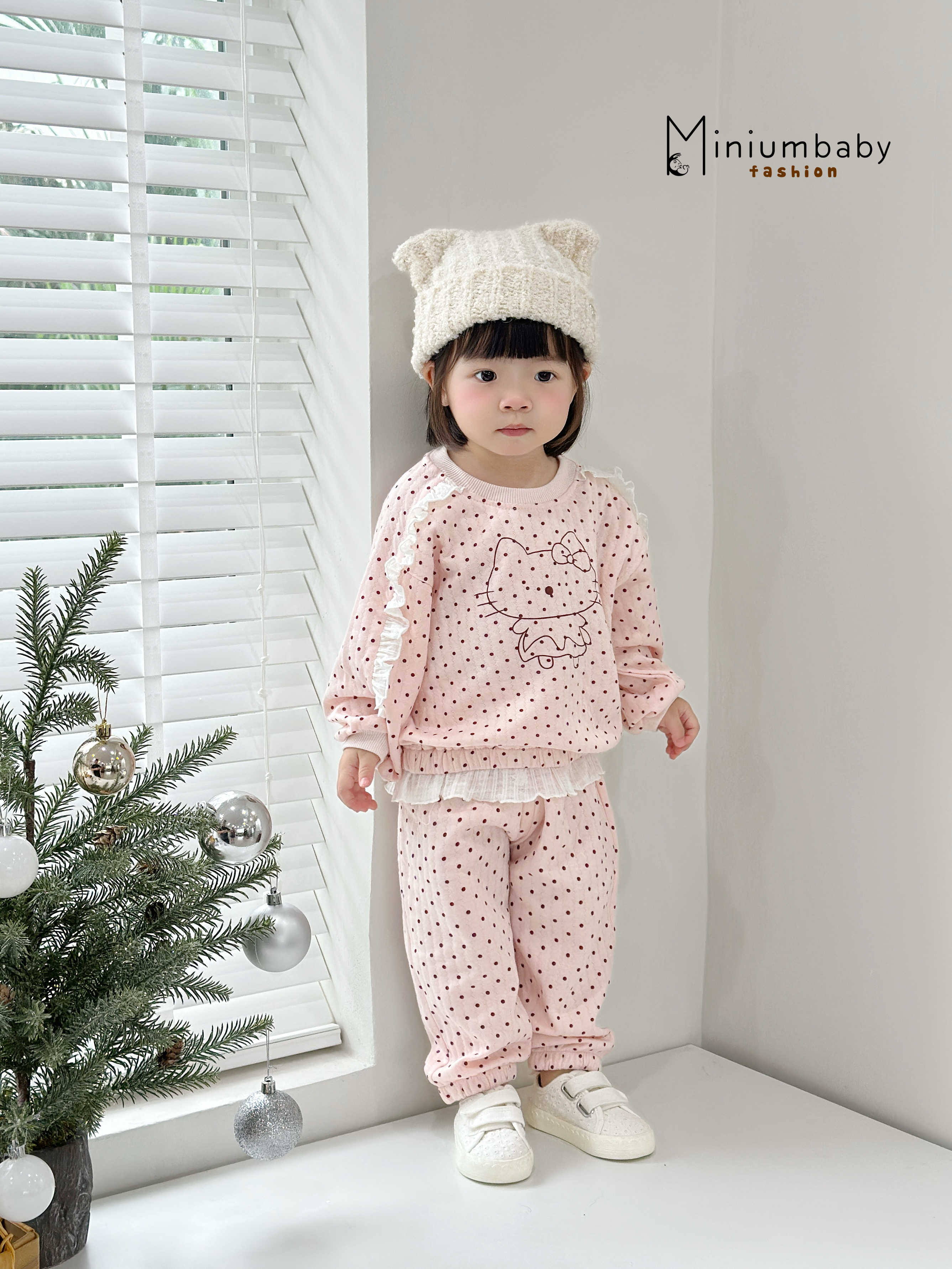 Bộ dài tay chấm bi bé gái in mèo kitty