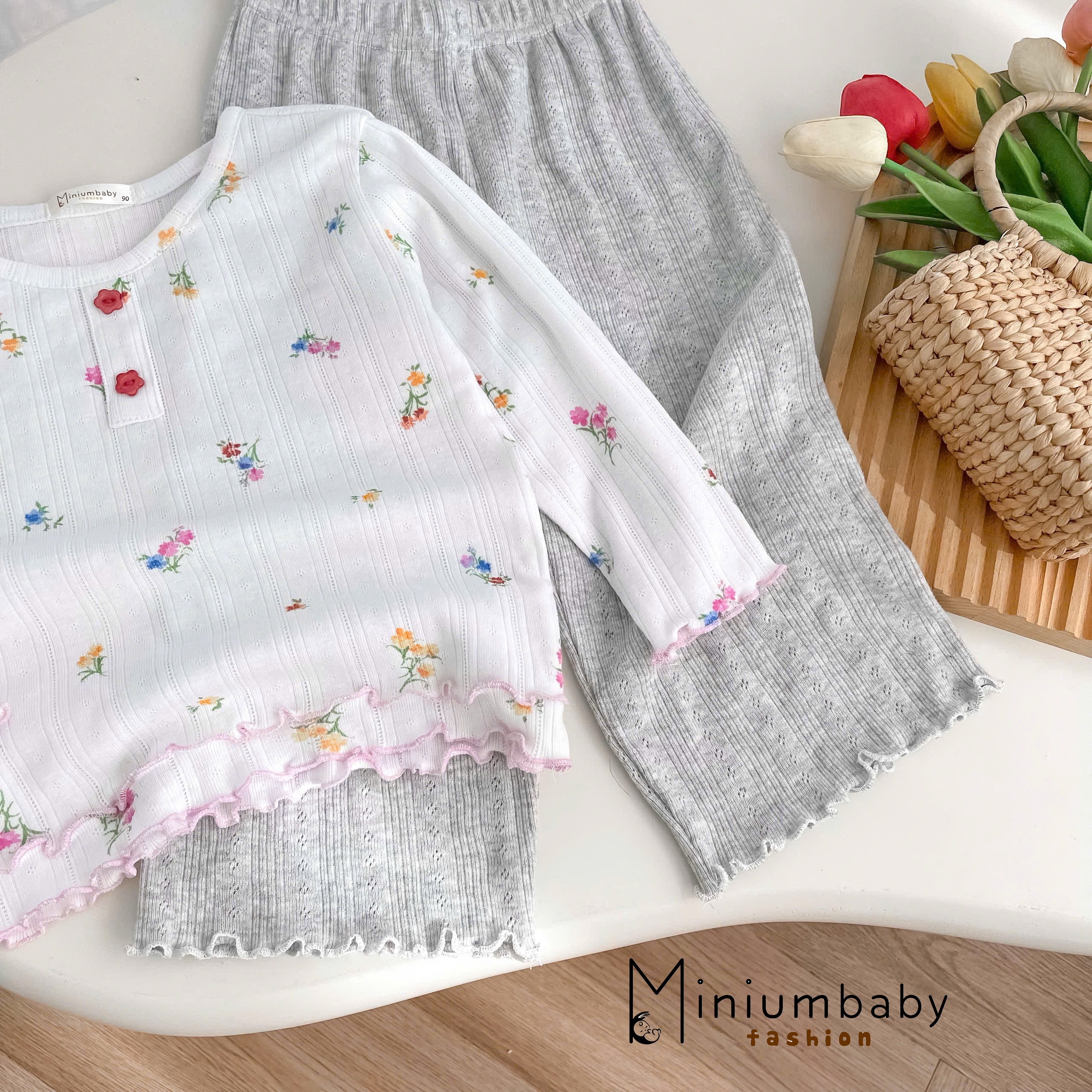 SB2393- bộ dài tay bé gái họa tiết hoa bèo gấu tay, vạt áo phối quần trơn