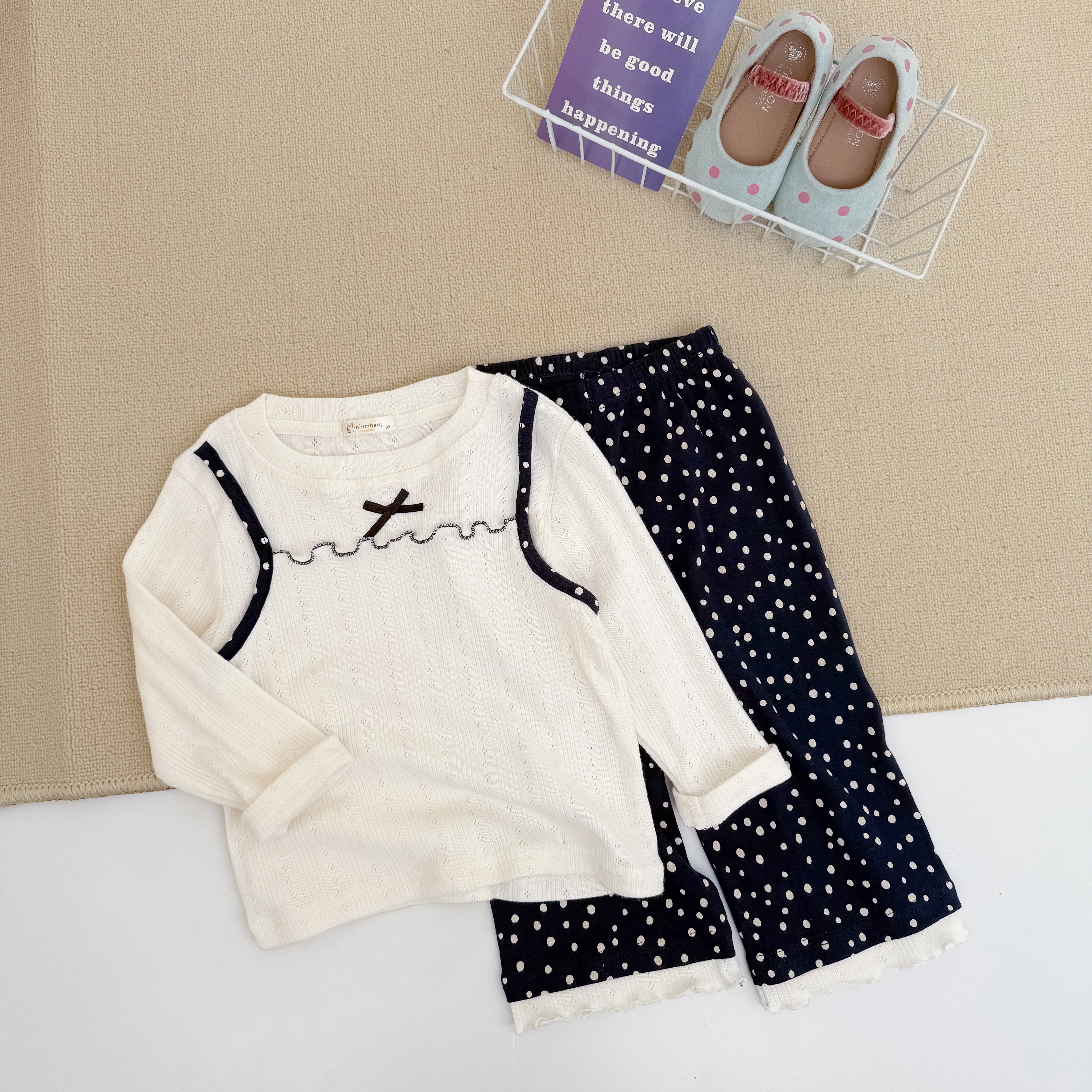 SB2415- bộ dài tay bé gái diễu nách đính nơ phối quần bi áo trắng q bi navy to