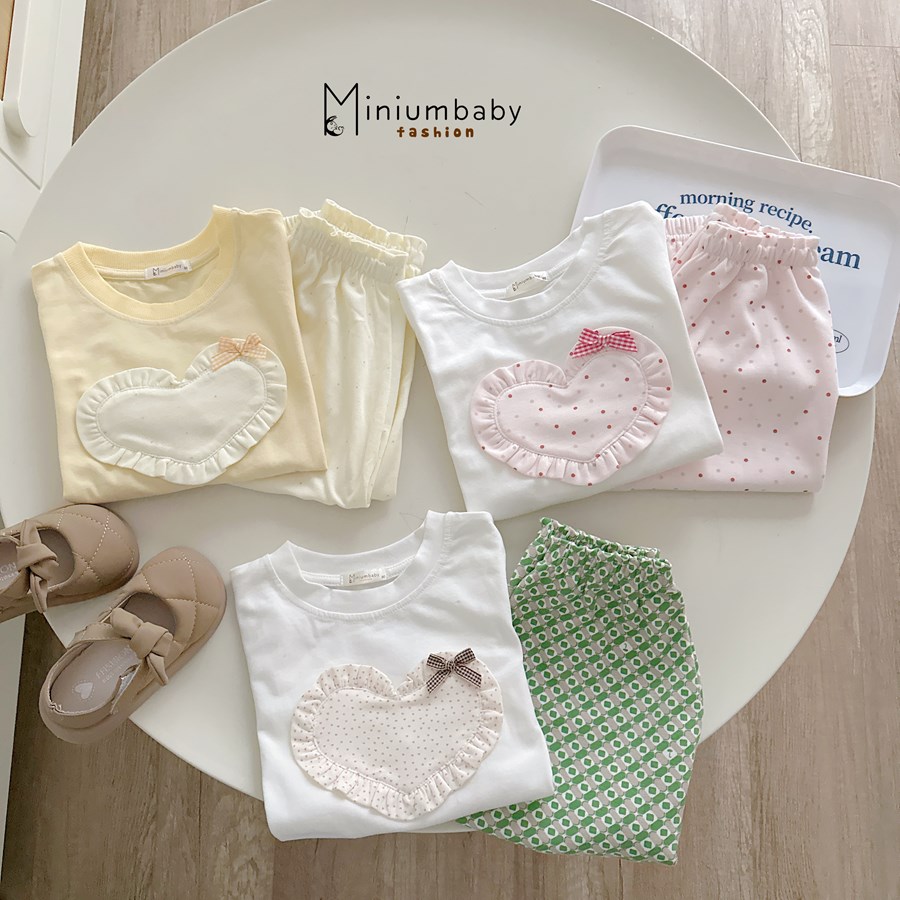 Bộ dài tay bé gái đáp tim ngực