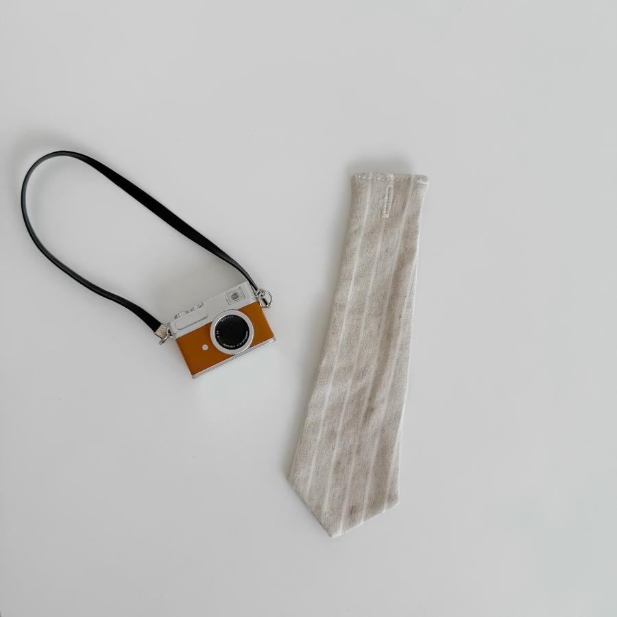 Cà vas kèm áo sơ mi be