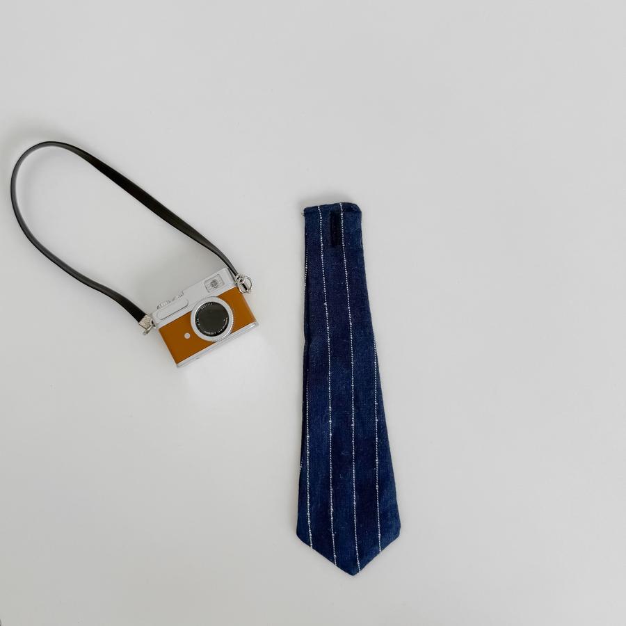 Cà vas kèm áo sơ mi xanh