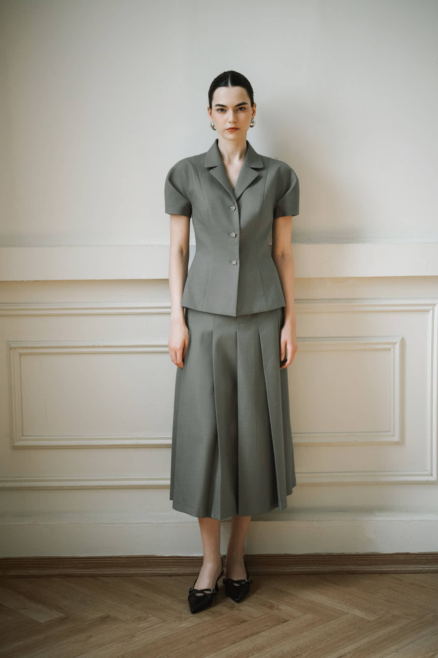 Grown-on-sleeve pleated v2 jacket