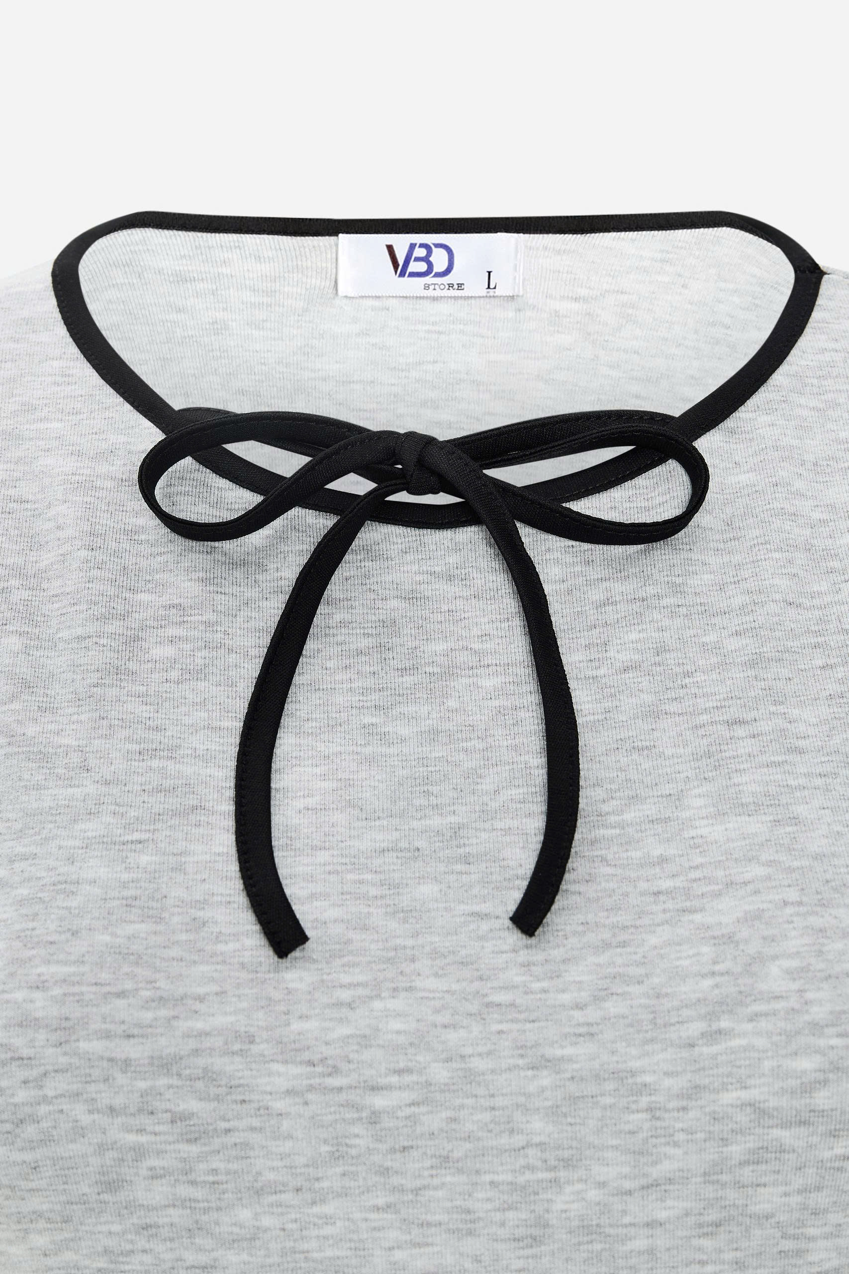 Chi tiết cổ tròn viền đen phối nơ áo thun bigsize V-AK103