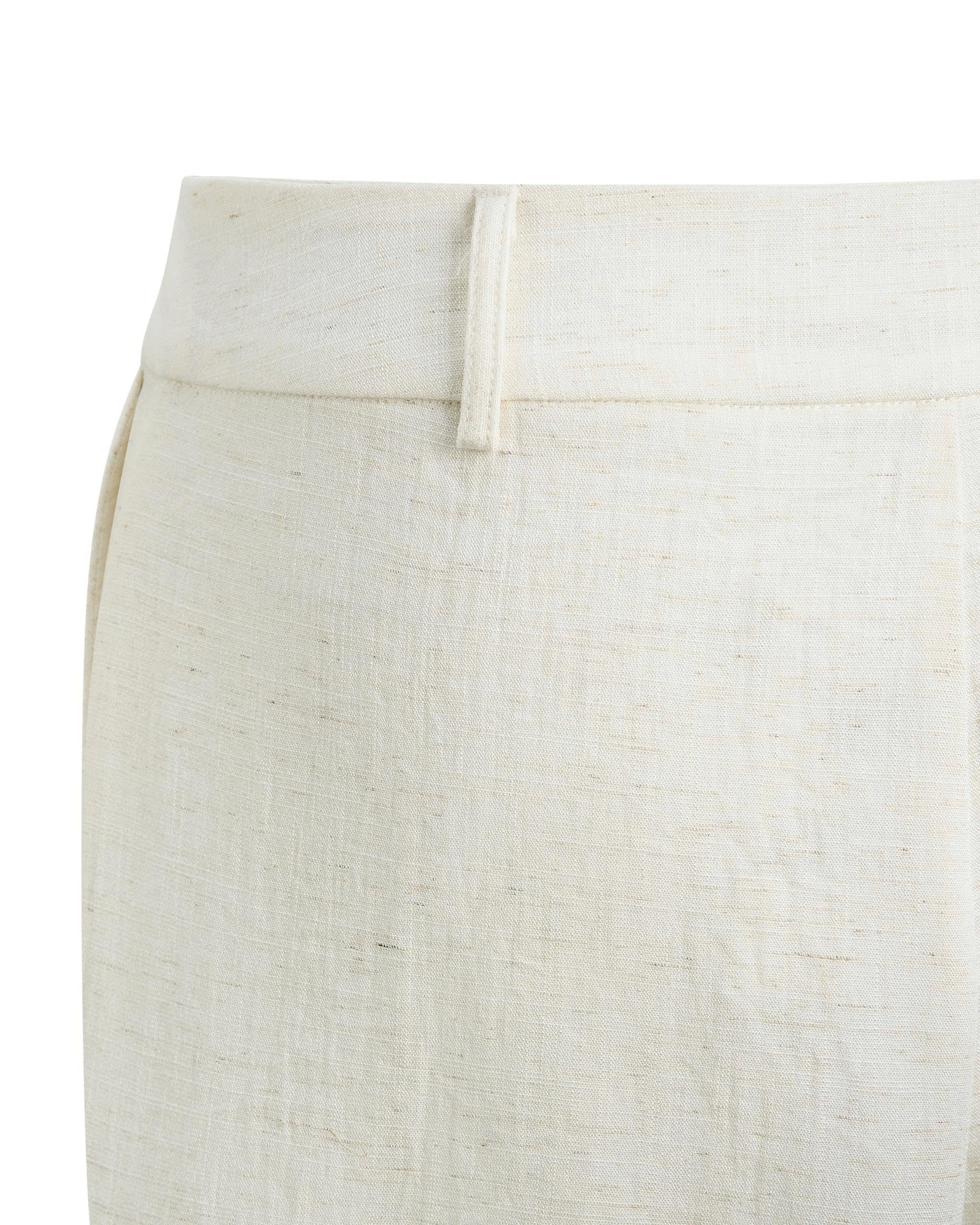 Cận thân sau và đường may lưng quần short bigsize màu kem V-QS013