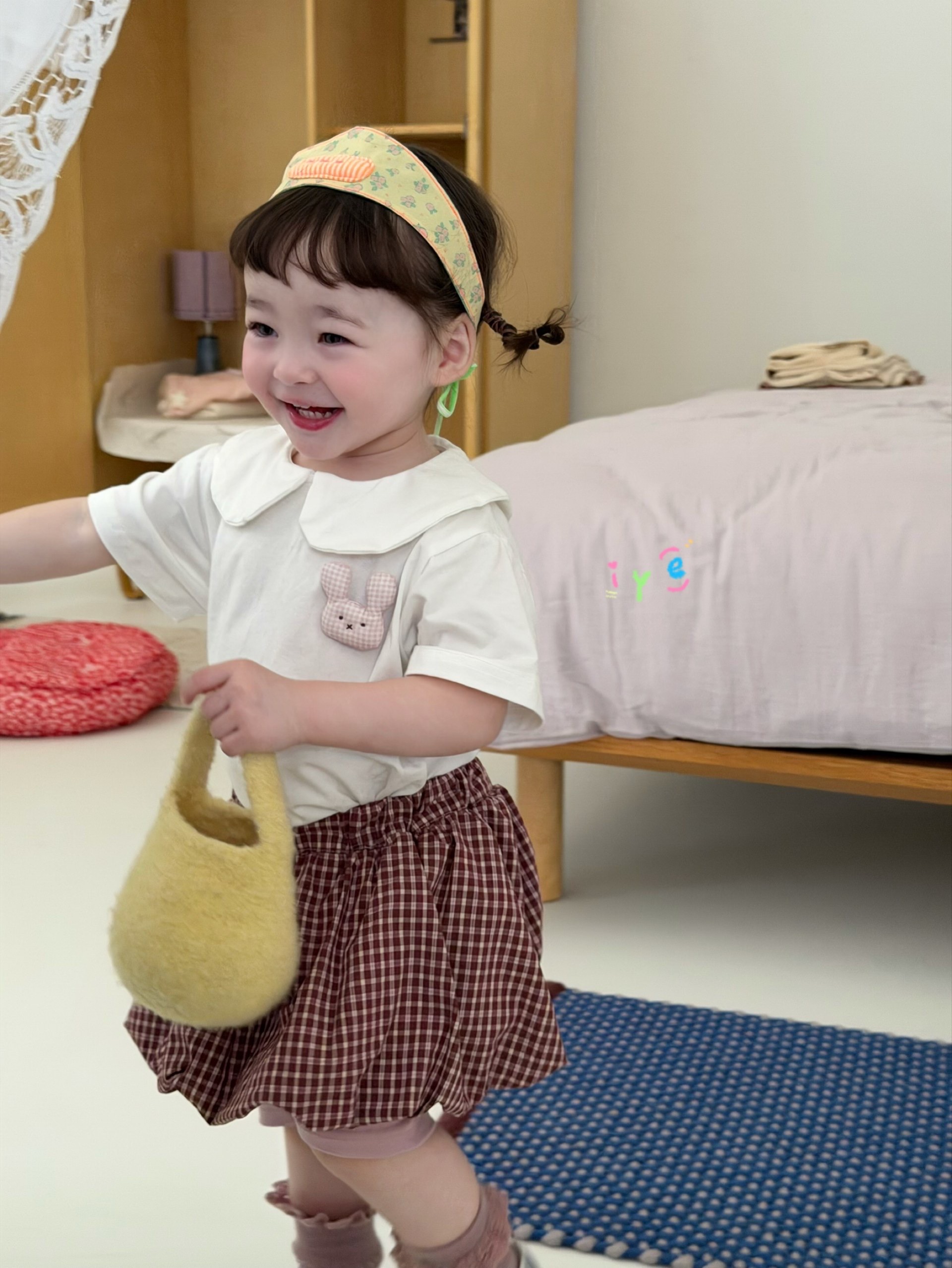 áo cộc trắng cổ sen đính thỏ iye
