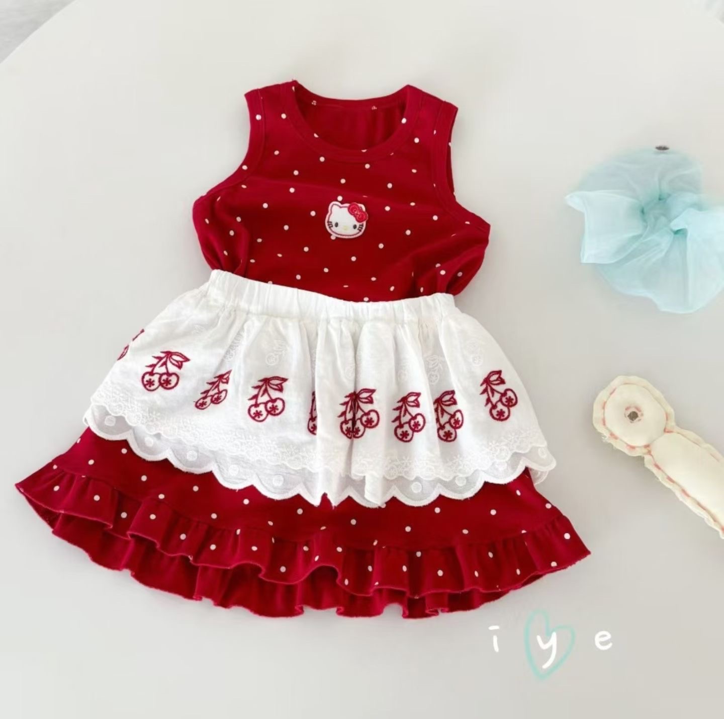 váy 3 lỗ đỏ kèm bèo iye