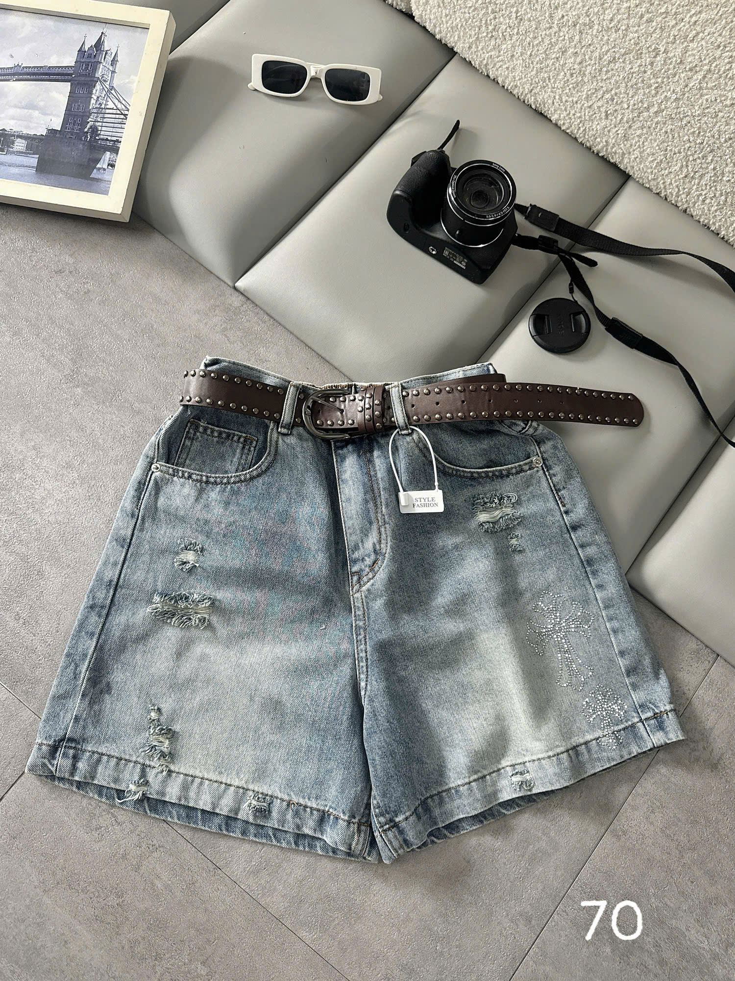 Ảnh sản phẩm quần short jean lửng lưng thun ép đá chữ thập T-QSJ70