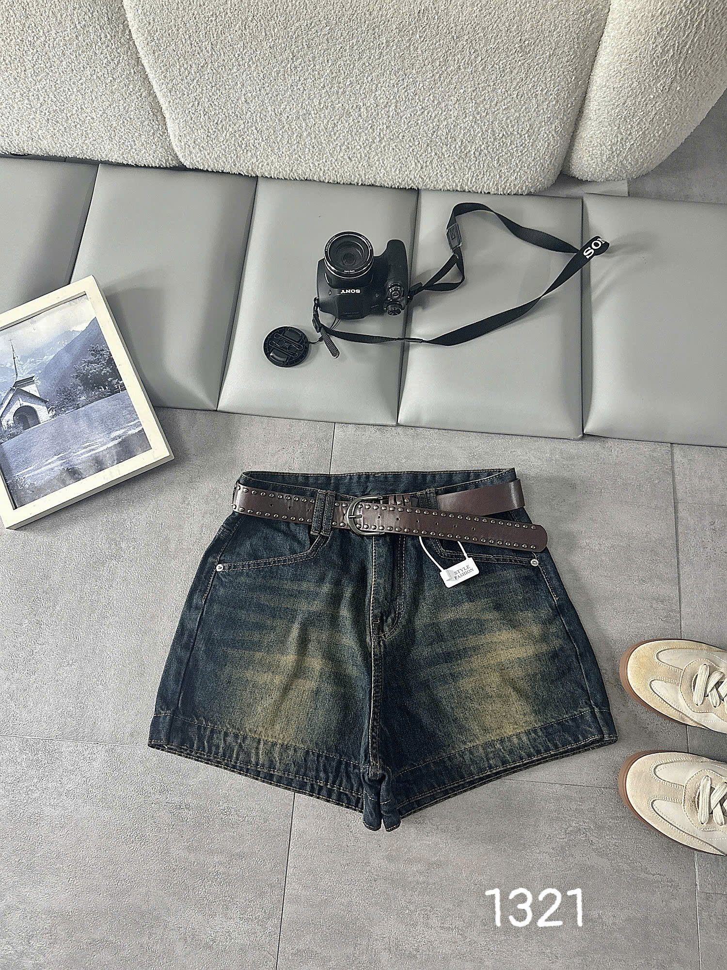 Quần short jean thêu mèo nơ bigsize T-QSJ1321 màu xanh nhạt nhìn từ mặt trước và mặt sau