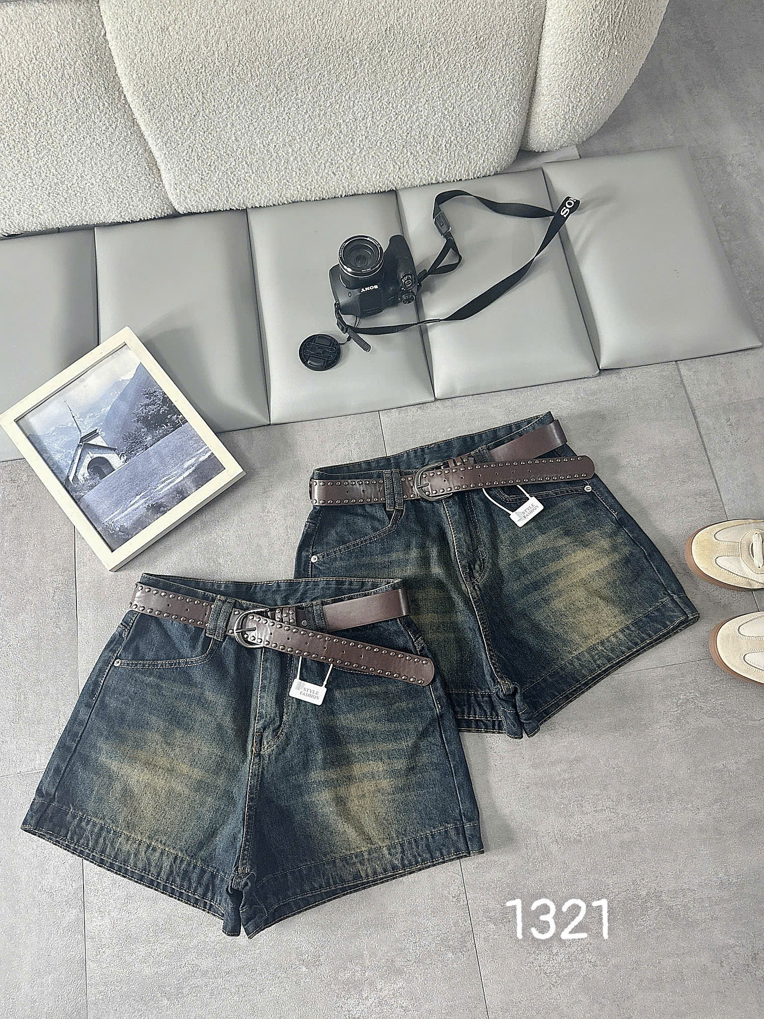 Mặt trước quần short jean thêu mèo nơ bigsize T-QSJ1321 tông xanh jean đậm