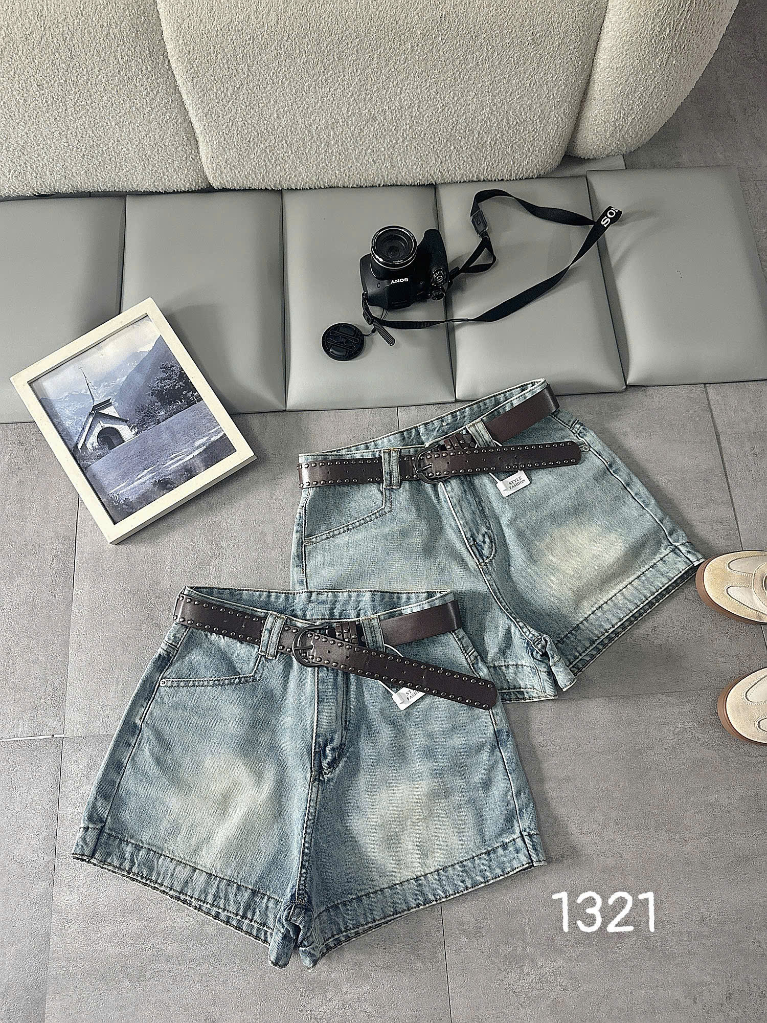 Ảnh mặt sau và mặt trước quần short jean thêu mèo nơ bigsize T-QSJ1321 màu xanh nhạt