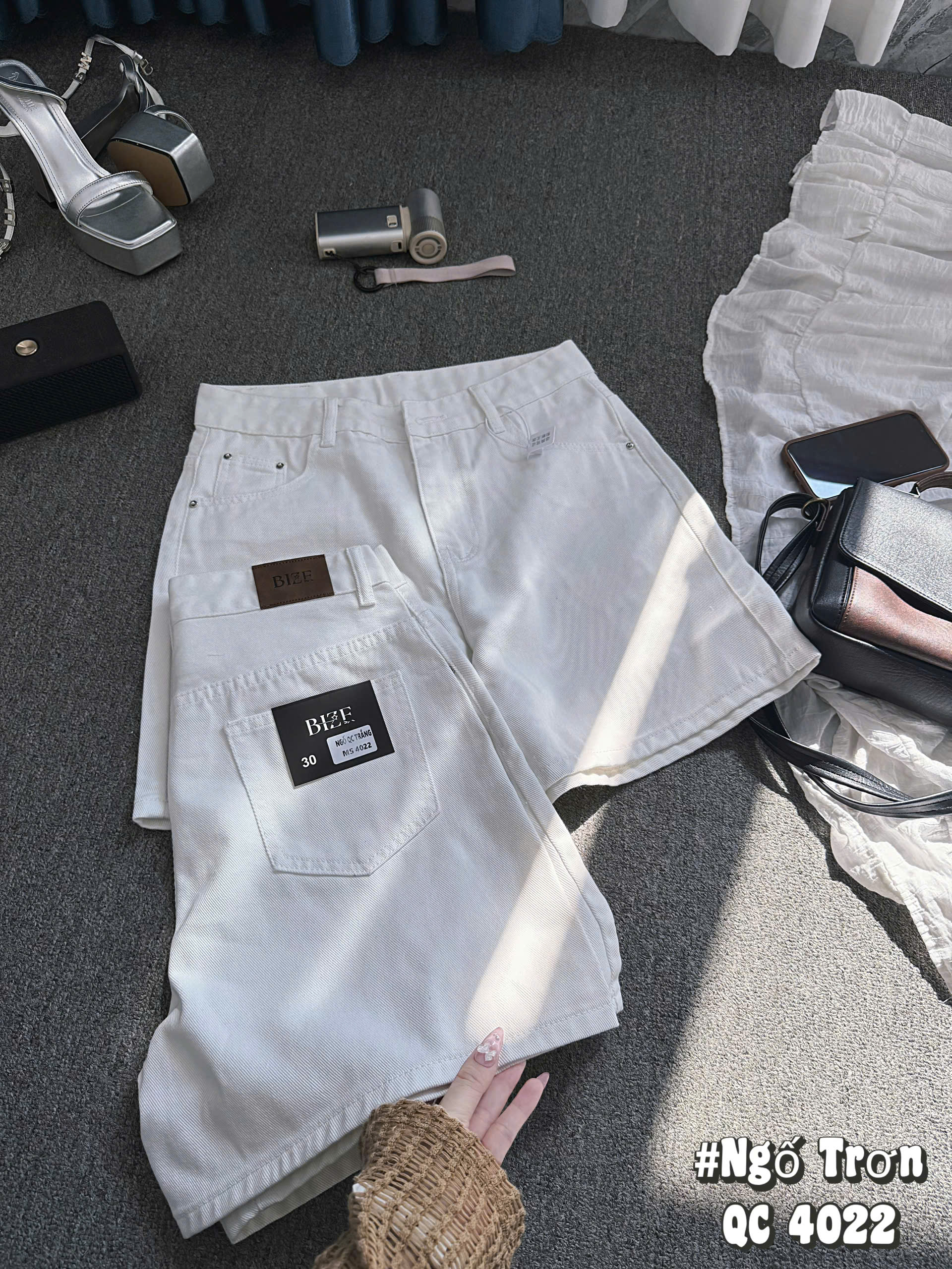 Chi tiết túi sau và nhãn quần short jean ngố trơn bigsize T-QSJ4022 màu trắng