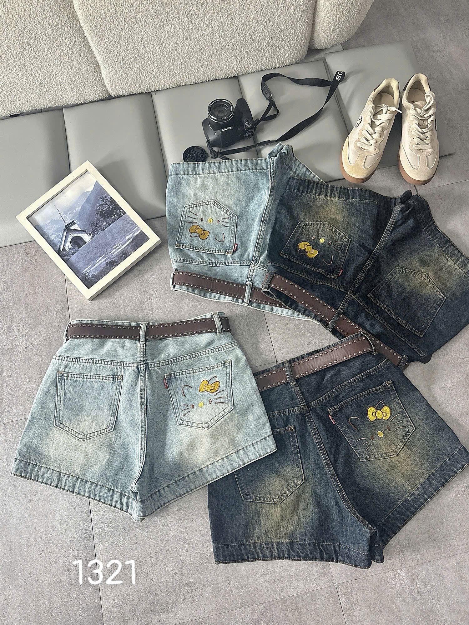 Chi tiết túi sau thêu mèo nơ vàng trên quần short jean bigsize T-QSJ1321