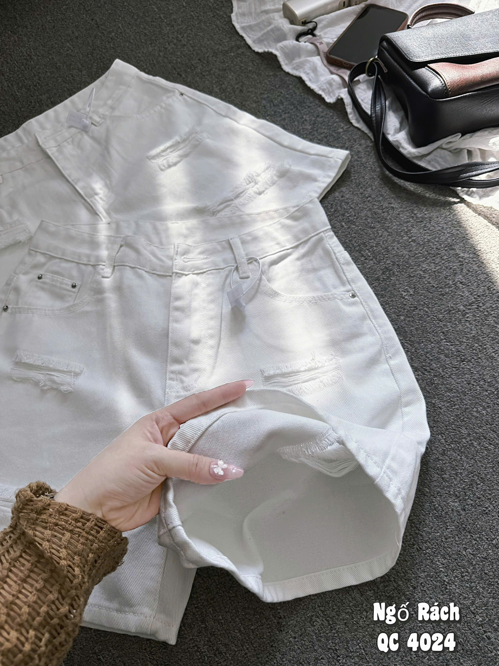 Chi tiết lưng quần dây kéo và tag quần short jean bigsize trắng T-QSJ4024