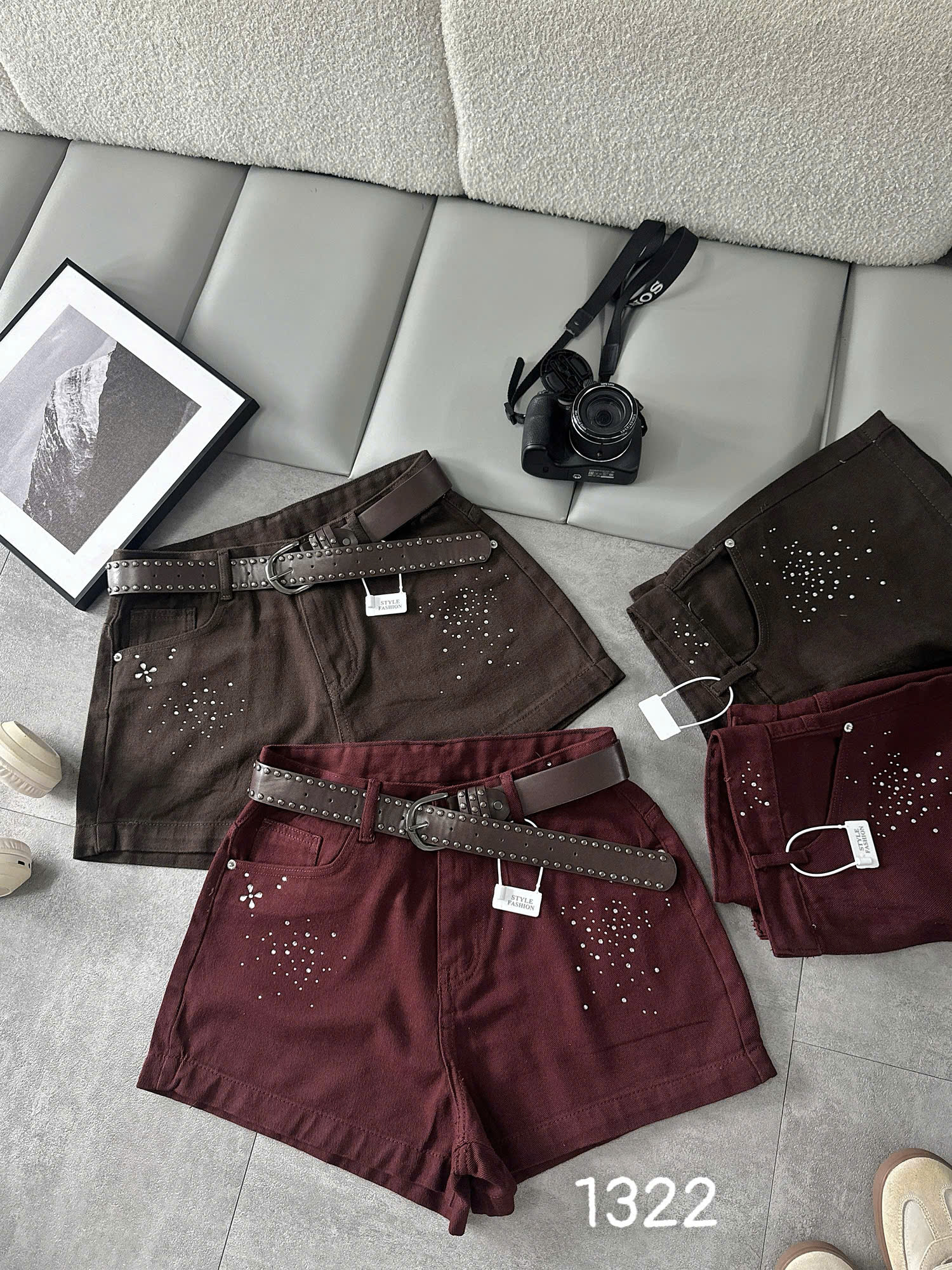 Quần short jean ép đá bigsize T-QSJ1322 so sánh màu nâu đậm và đỏ đô