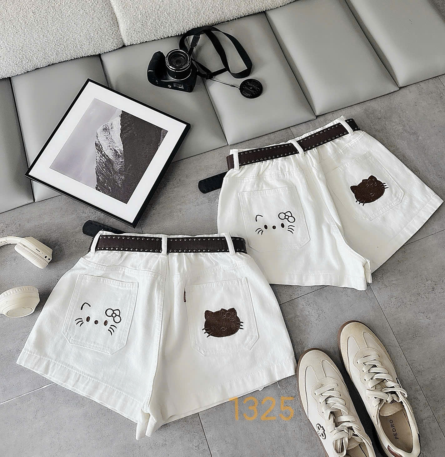 Góc mặt sau quần short jean bigsize trắng hai túi thêu mèo T-QSJ1325