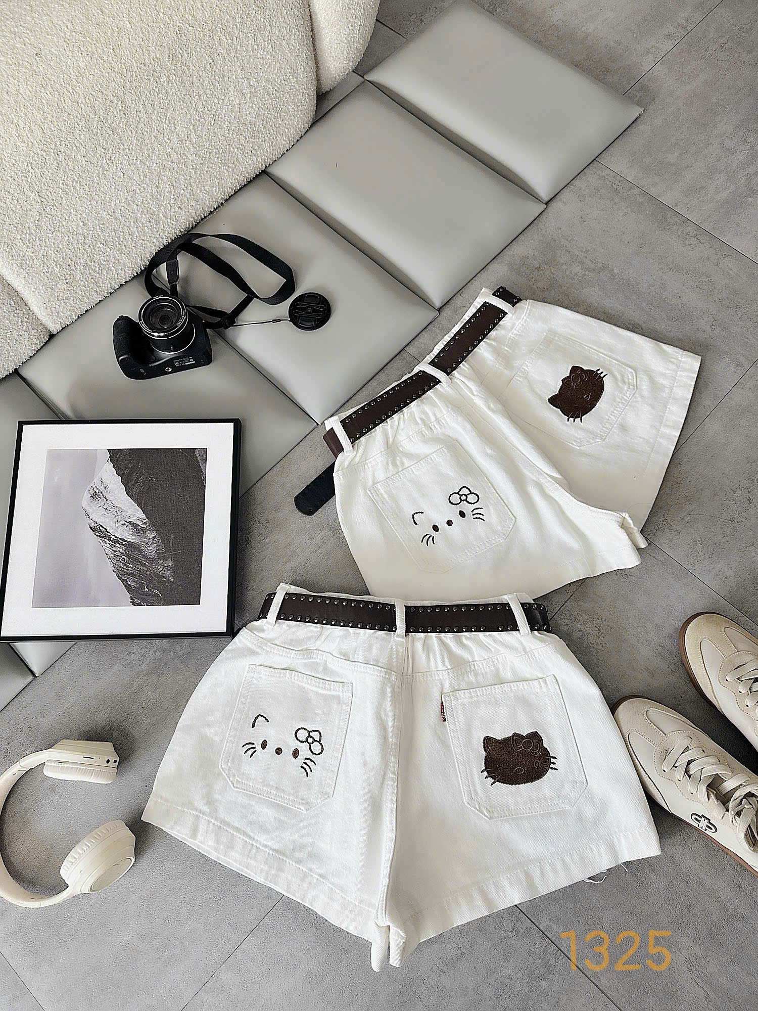 Mặt sau quần short jean lưng thun bigsize túi thêu mèo T-QSJ1325