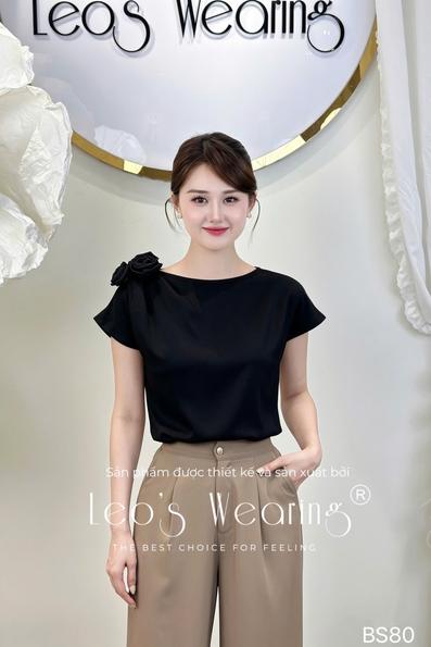 Product image - BS80-Áo thun lụa cổ thuyền đính hoa tay ngắn đen