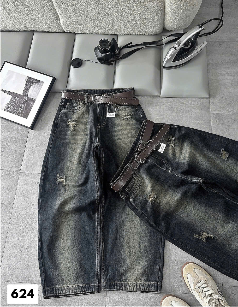 Chi tiết quần jean T-QJ624 màu đậm wash xước phối dây nịt theo ảnh mẫu