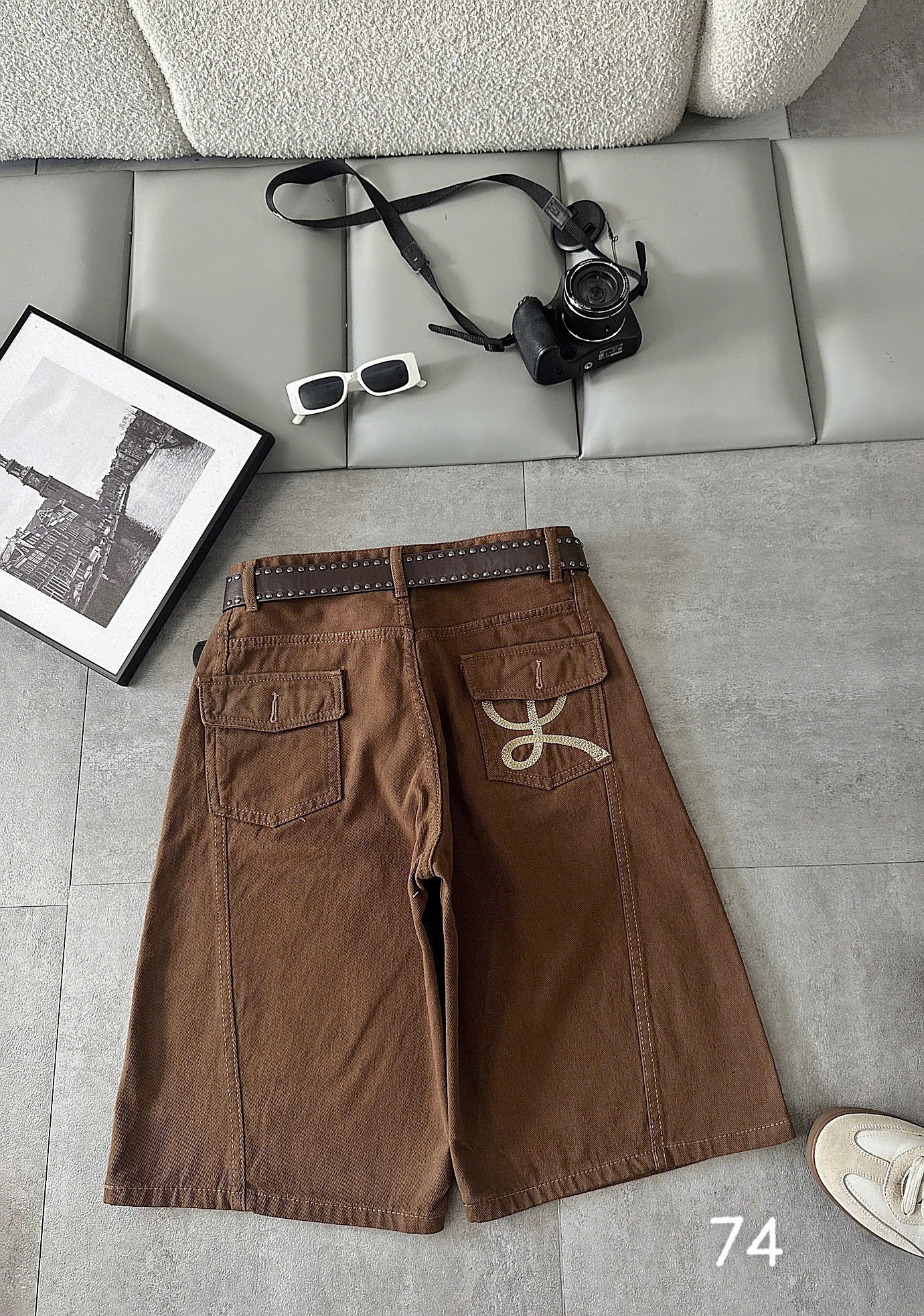 Thân sau quần lửng kaki jean bigsize T-QSJ74 màu nâu túi hộp thêu ống rộng