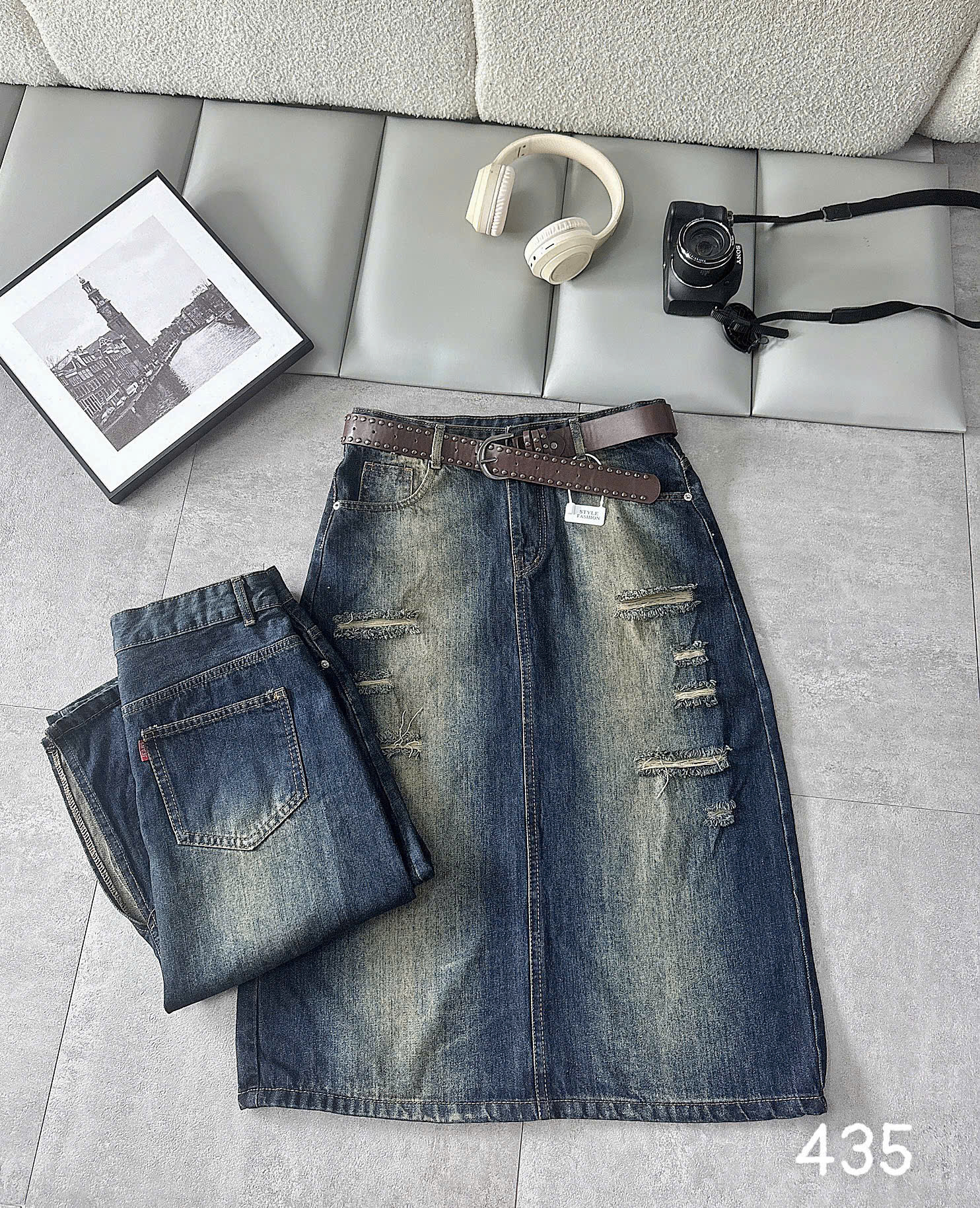Chân váy jean dài bigsize CVD435 màu xanh đậm thân trước và chi tiết túi sau