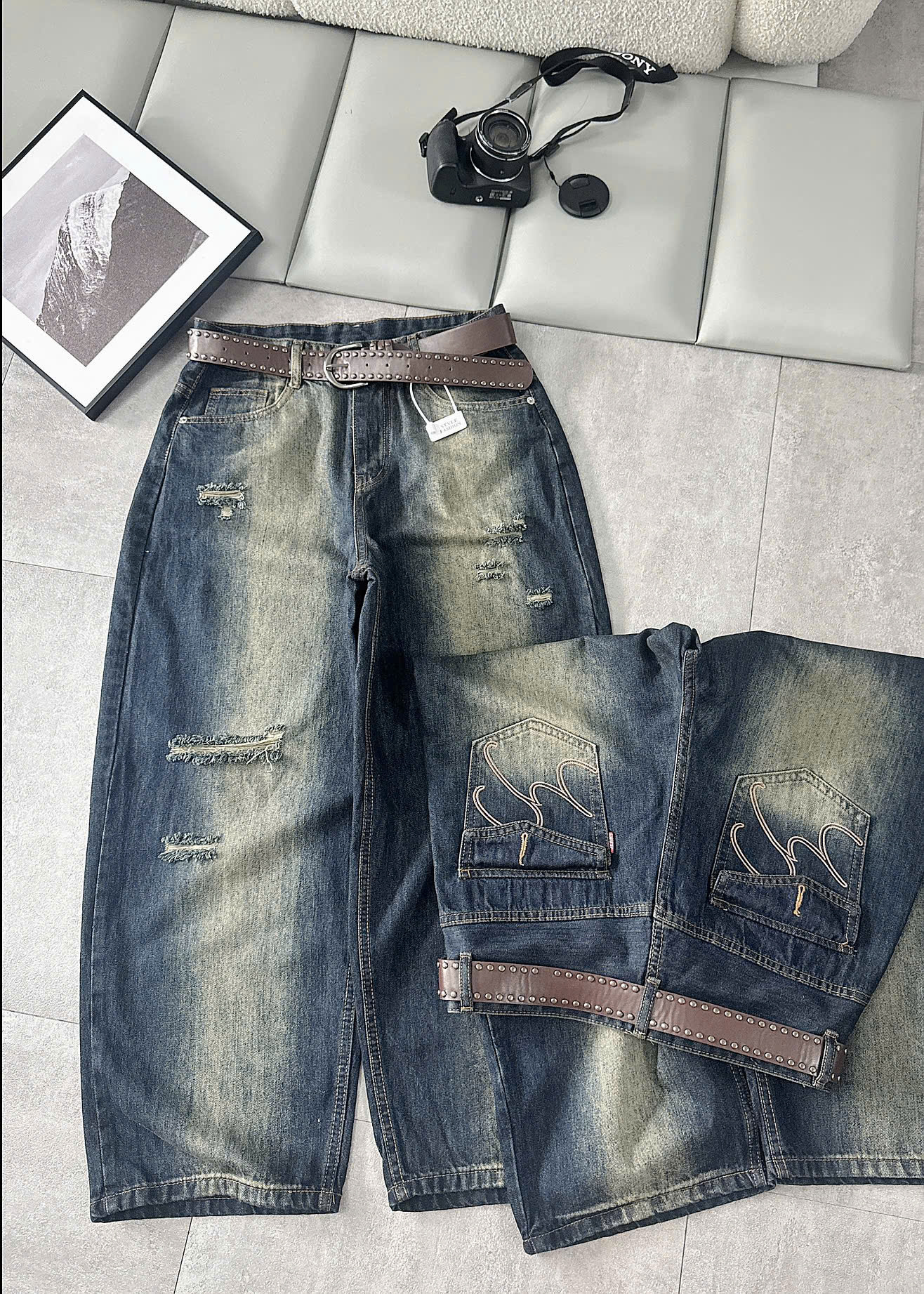 Cận cảnh túi hộp thêu và wash màu đậm của quần jean bigsize T-QJ627
