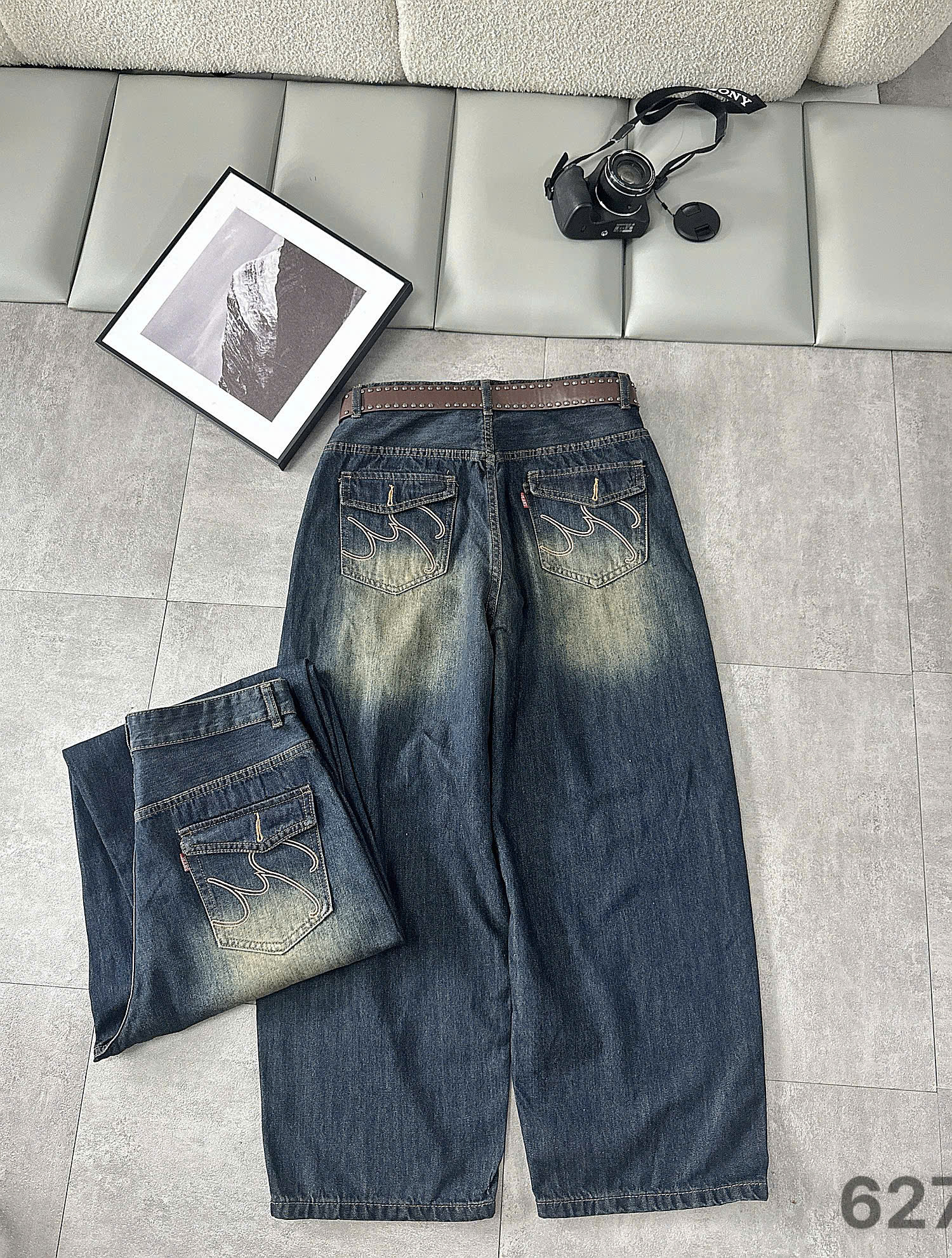 Mặt sau quần jean boy thụng bigsize T-QJ627 màu xanh đậm với túi thêu