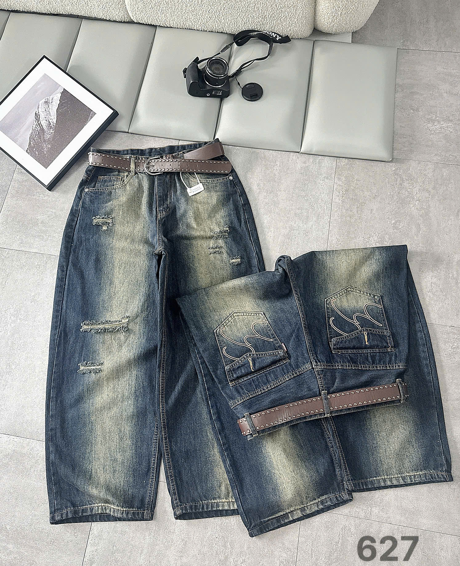 Chi tiết hai túi hộp thêu trên quần jean boy thụng bigsize T-QJ627 màu đậm