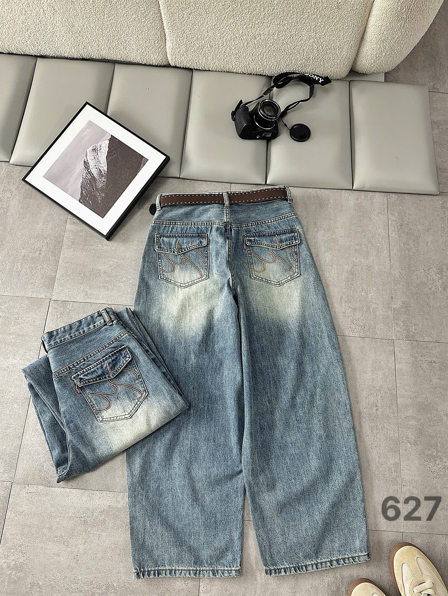 Mặt sau quần jean boy thụng bigsize T-QJ627 màu xanh nhạt với hai túi thêu