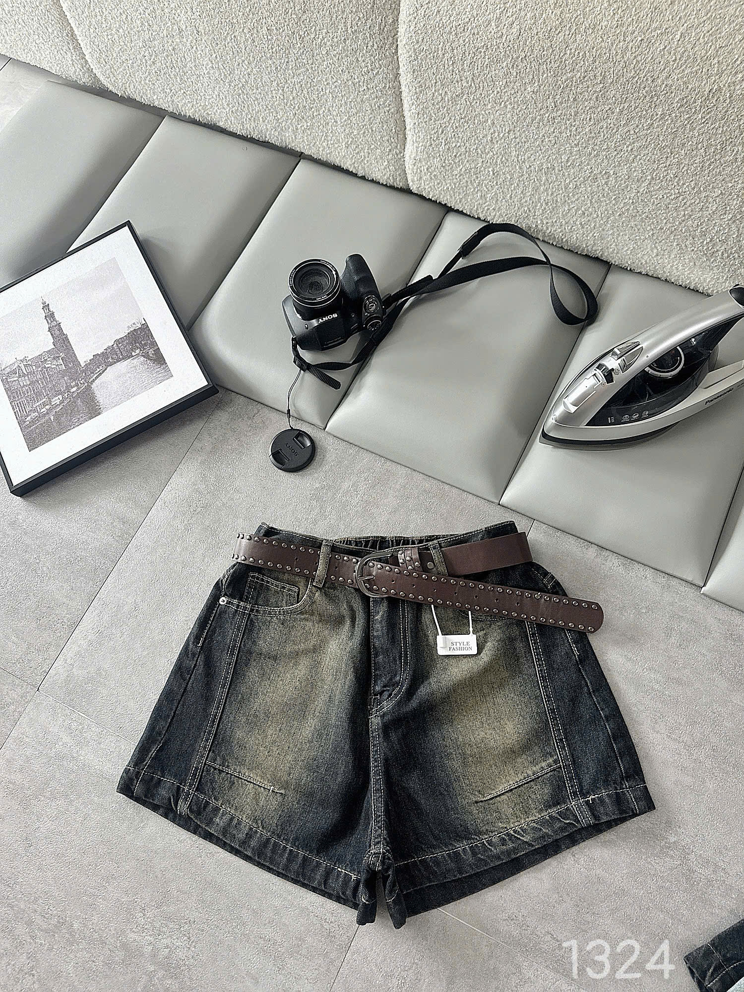 Quần short jean lưng thun bigsize màu đen wash chụp gần mặt trước