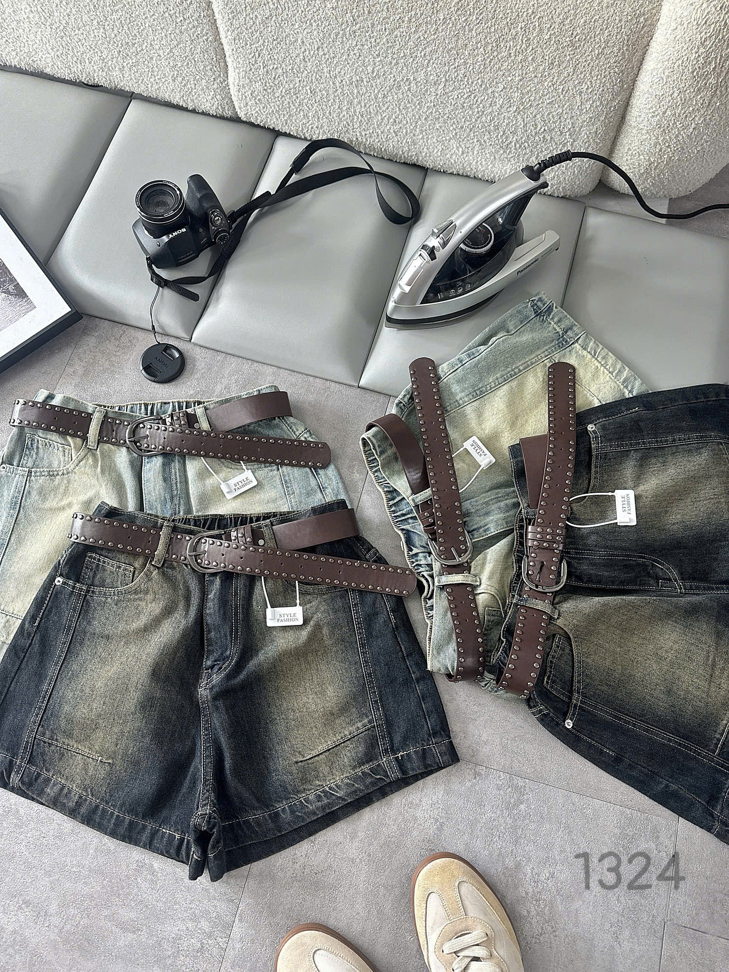 Quần short jean bigsize T-QSJ1324 nhiều góc sản phẩm màu xanh nhạt và đen wash